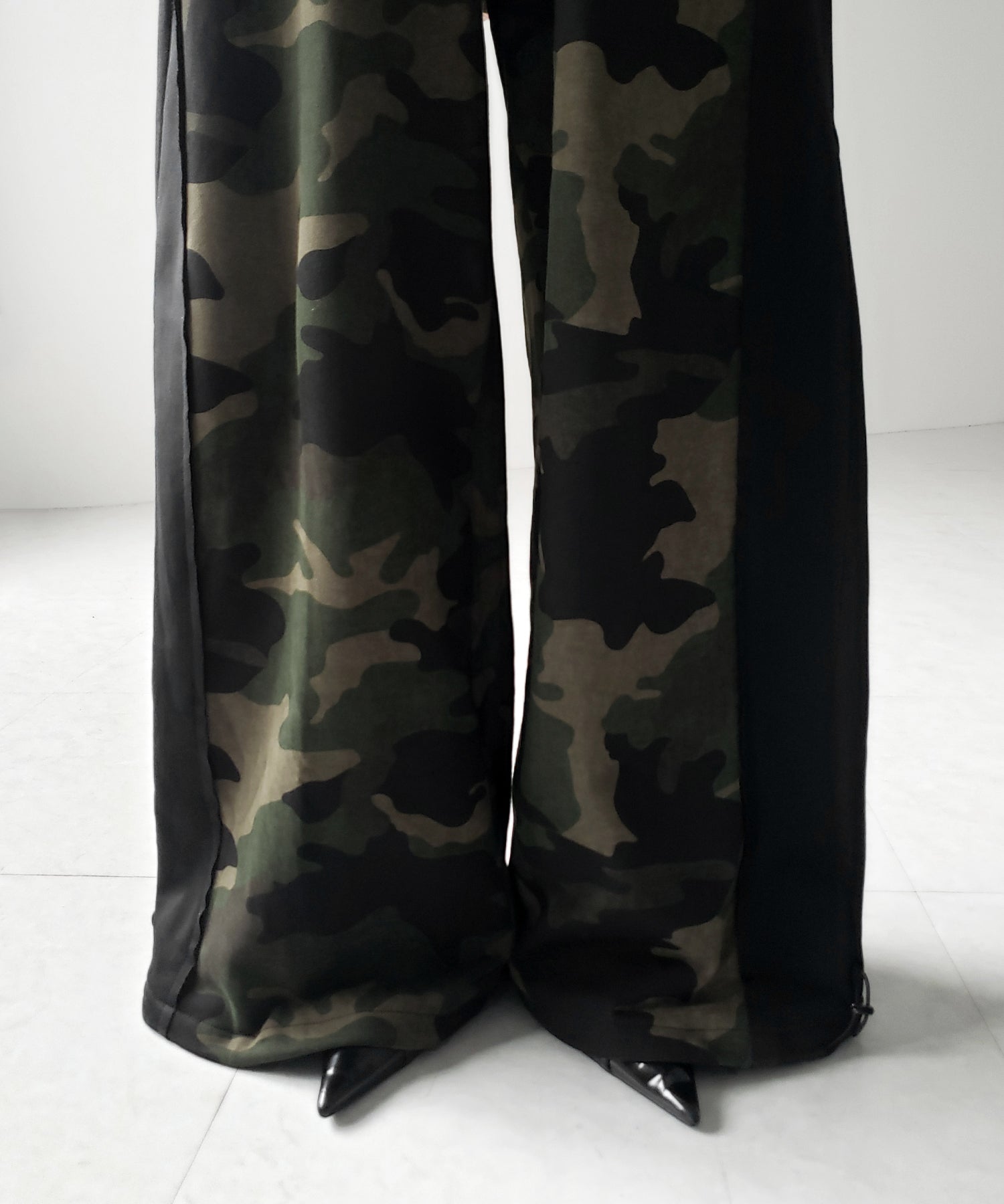 【 裾絞り可能２WAY 】カモフラドッキングミリタリーワイドスウェットパンツ ／ camouflage docking military wide sweat pants