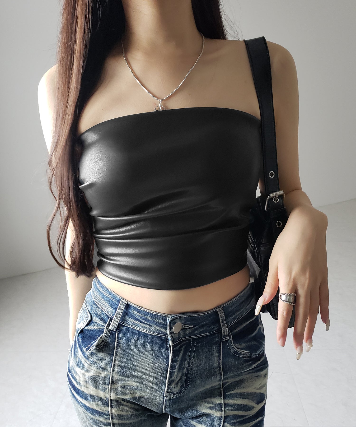 【 ２color 】サイドタックフェイクレザーショートベアトップ ／ side tuck fake leather short bare tops