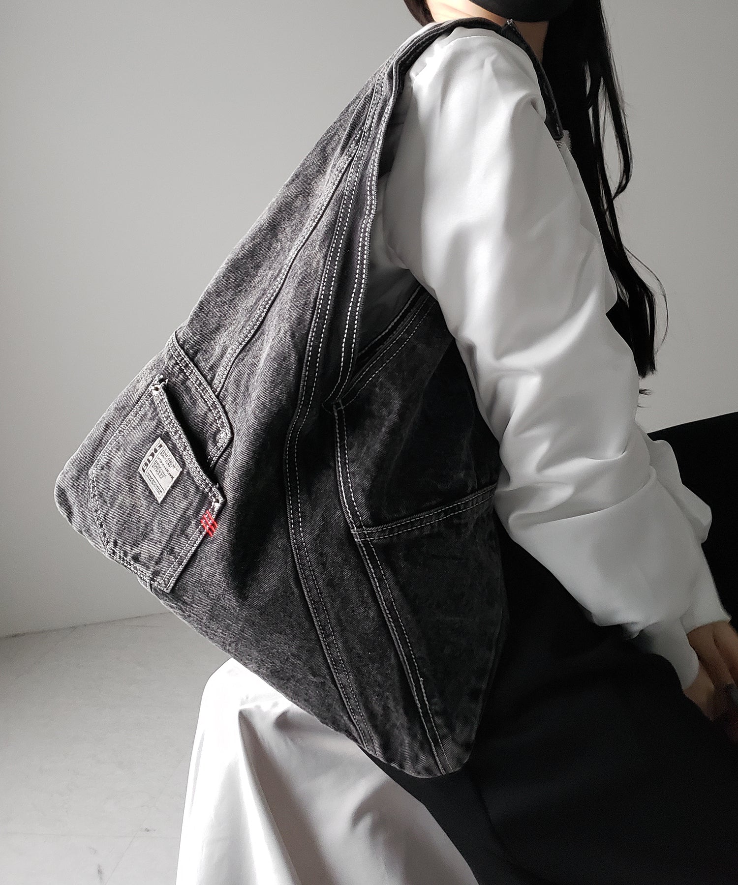 【 ２color 】リメイクウォッシュトライアングルデニムショルダーバッグ ／ remade wash triangle denim shoulder bag