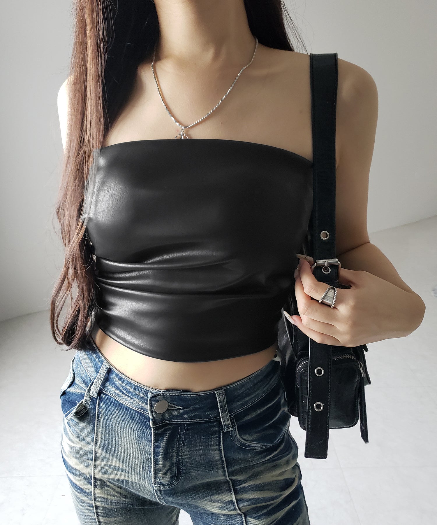 【 ２color 】サイドタックフェイクレザーショートベアトップ ／ side tuck fake leather short bare tops