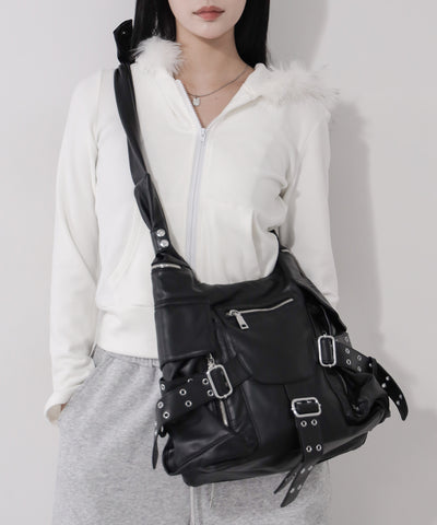 【 多ポケットで収納力抜群 】３連ベルテッド多ポケットフェイクレザーショルダーバッグ ／ Three belted multi pocket fake leather shoulder bag