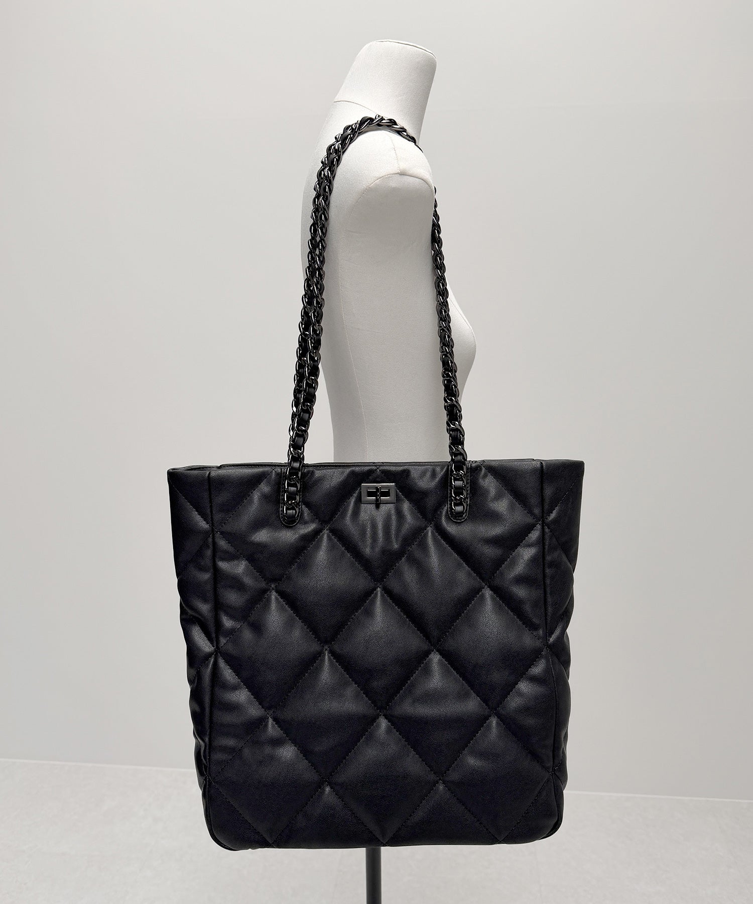 【 A4収納可 】キルティングスクエアチェーンバッグ/ quilted square chain bag