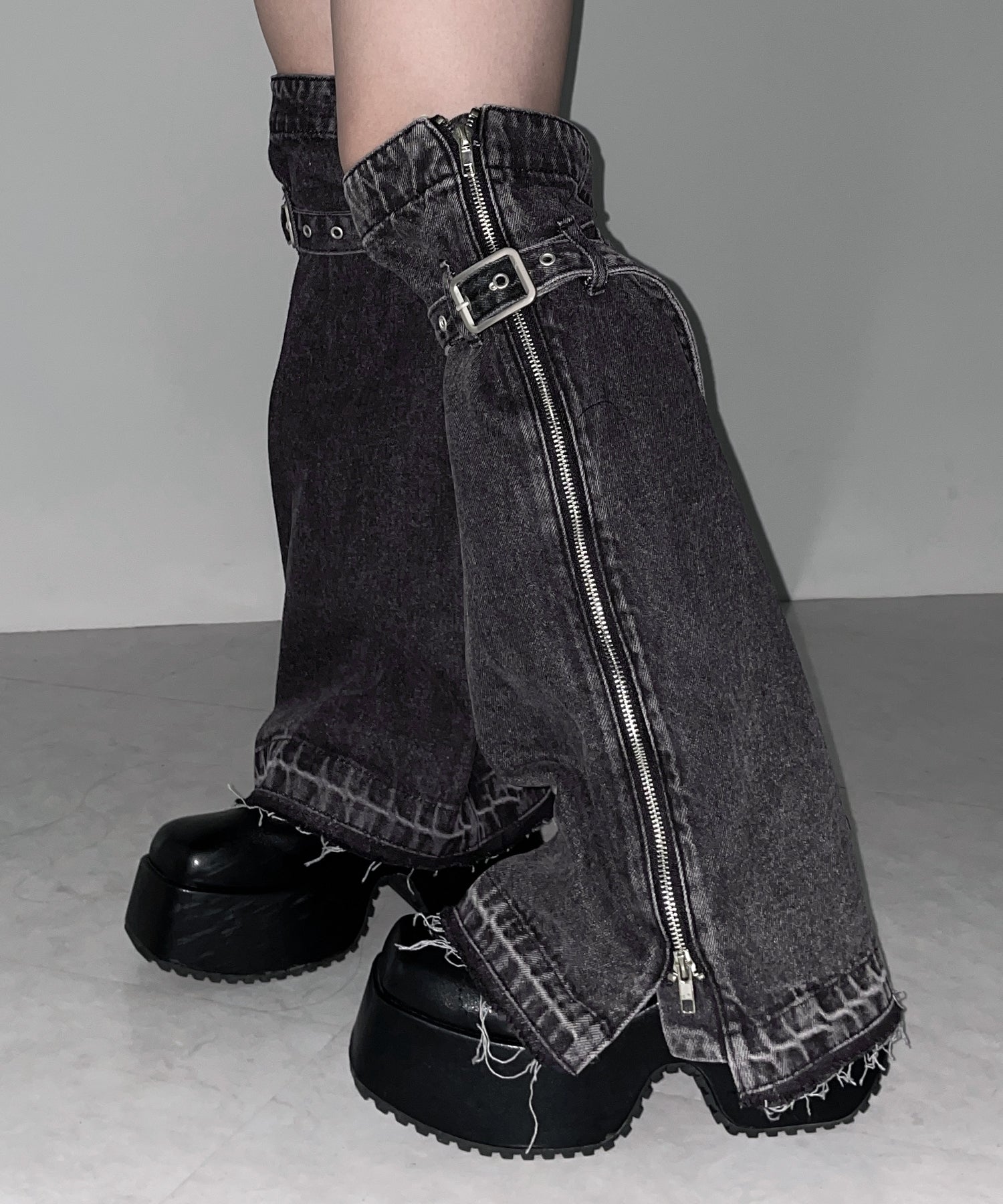 【 ２color 】ベルテッドサイドジップデニムレッグカバー ／ Belted side zip denim leg cover