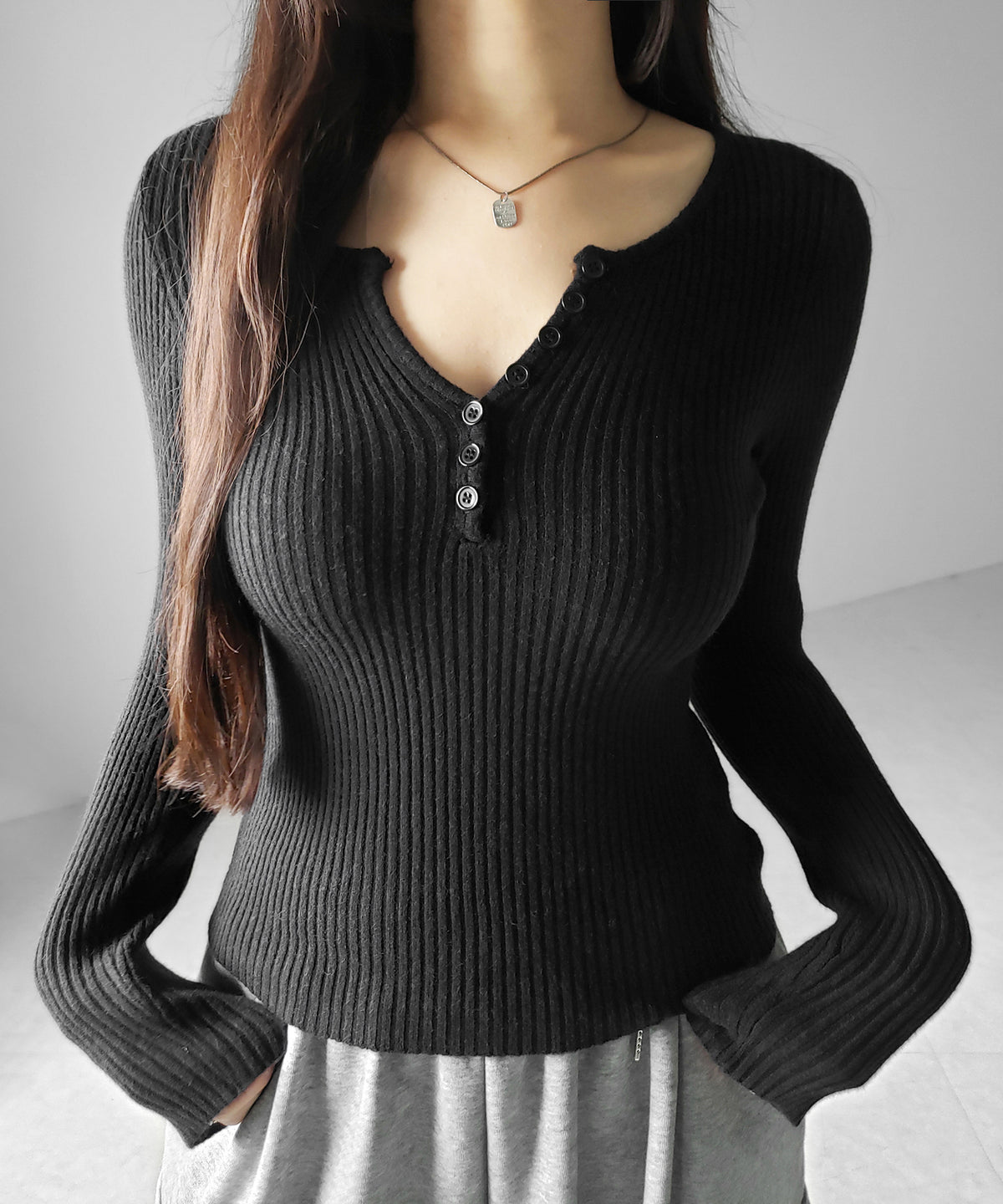 フロントボタンヘンリーネックスリムリブニット ／ Front button henley neck slim rib knit