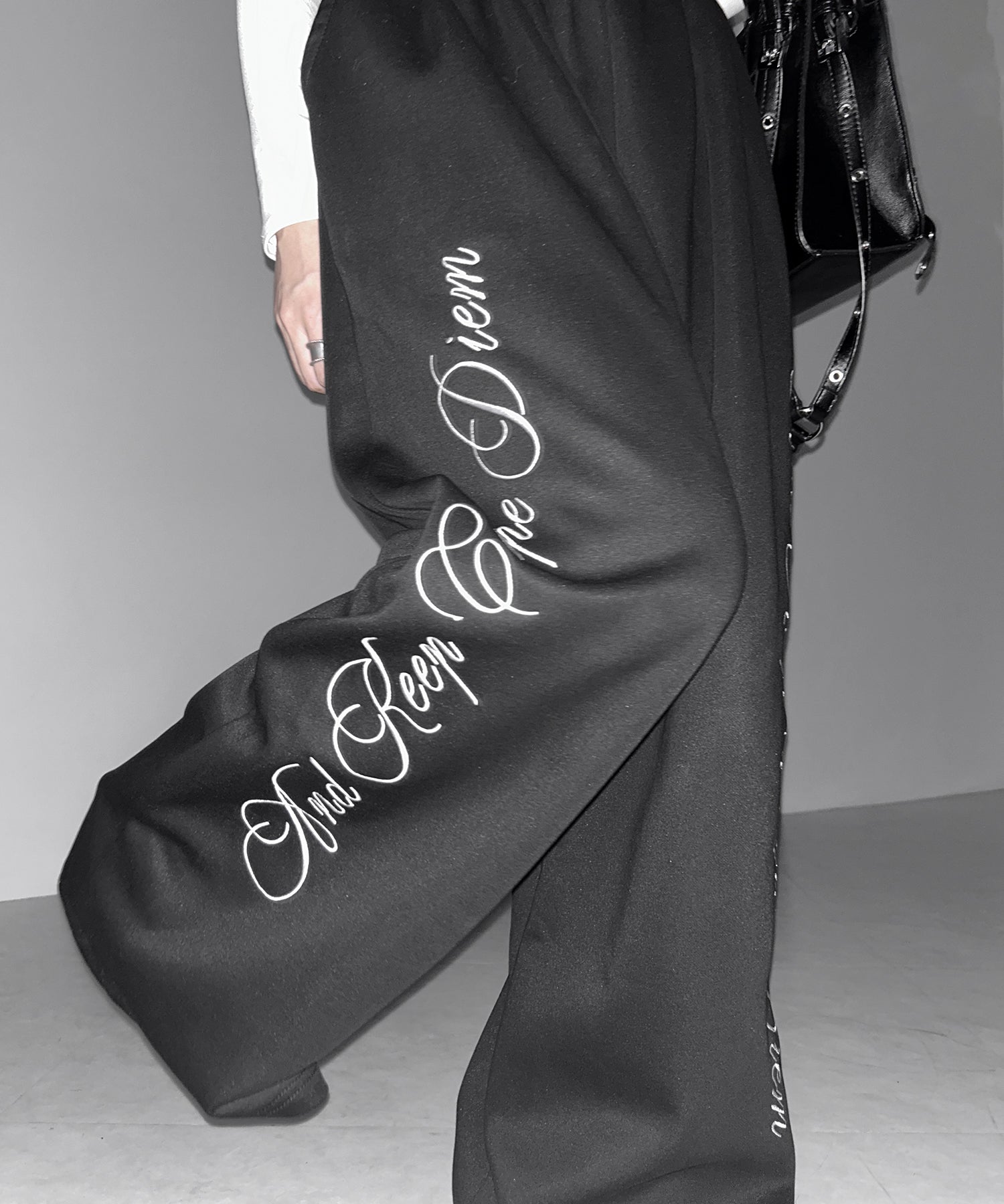 レタリングロゴ刺繍ワイドスウェットパンツ ／ lettering logo embroidery wide sweatpants