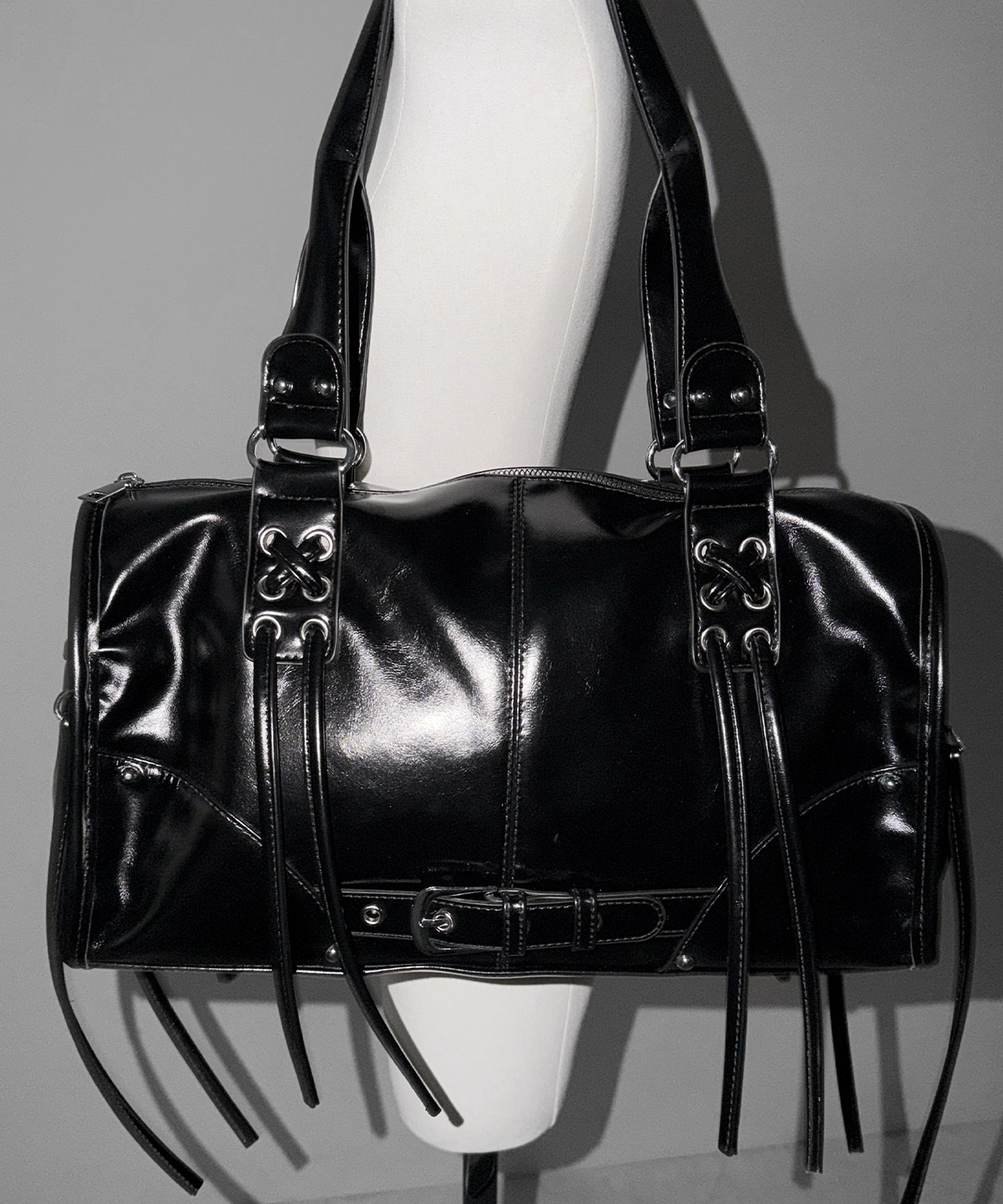【 ショルダーストラップ付き２WAY 】レースアップベルテッドフリンジボストンショルダーバッグ／lace up belted fringe boston shoulder bag