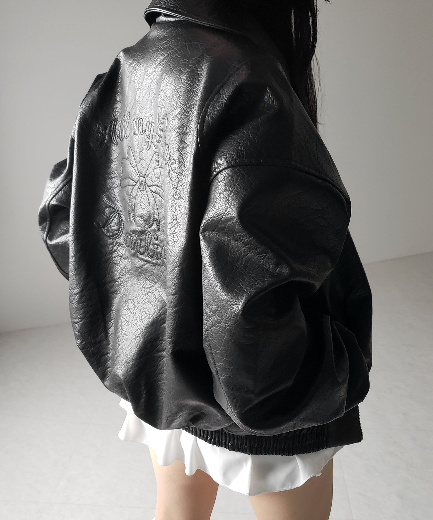【 ２color 】バックリボン刺繍ヴィンテージライクフェイクレザーブルゾン ／ back ribbon vintage like fake leather blouson