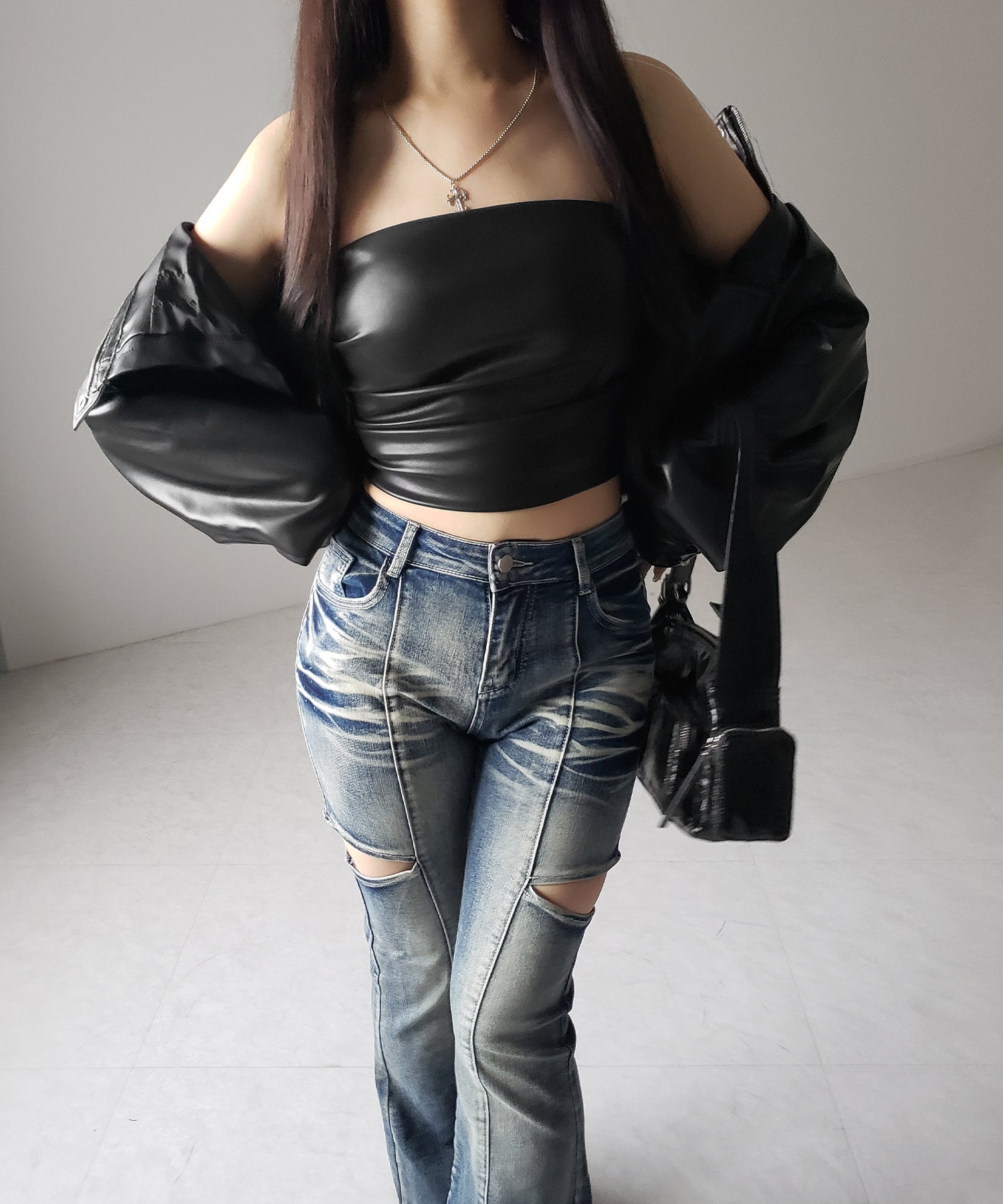 【 ２color 】サイドタックフェイクレザーショートベアトップ ／ side tuck fake leather short bare tops