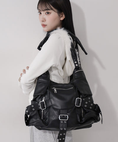 【 多ポケットで収納力抜群 】３連ベルテッド多ポケットフェイクレザーショルダーバッグ ／ Three belted multi pocket fake leather shoulder bag