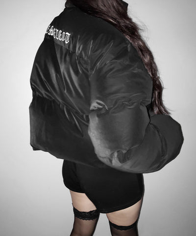 【 大好評につきロゴ無しバージョン追加！ 】グランジロゴ刺繍ショートパフダウンジャケット ／ grunge logo embroidery short puff down jacket