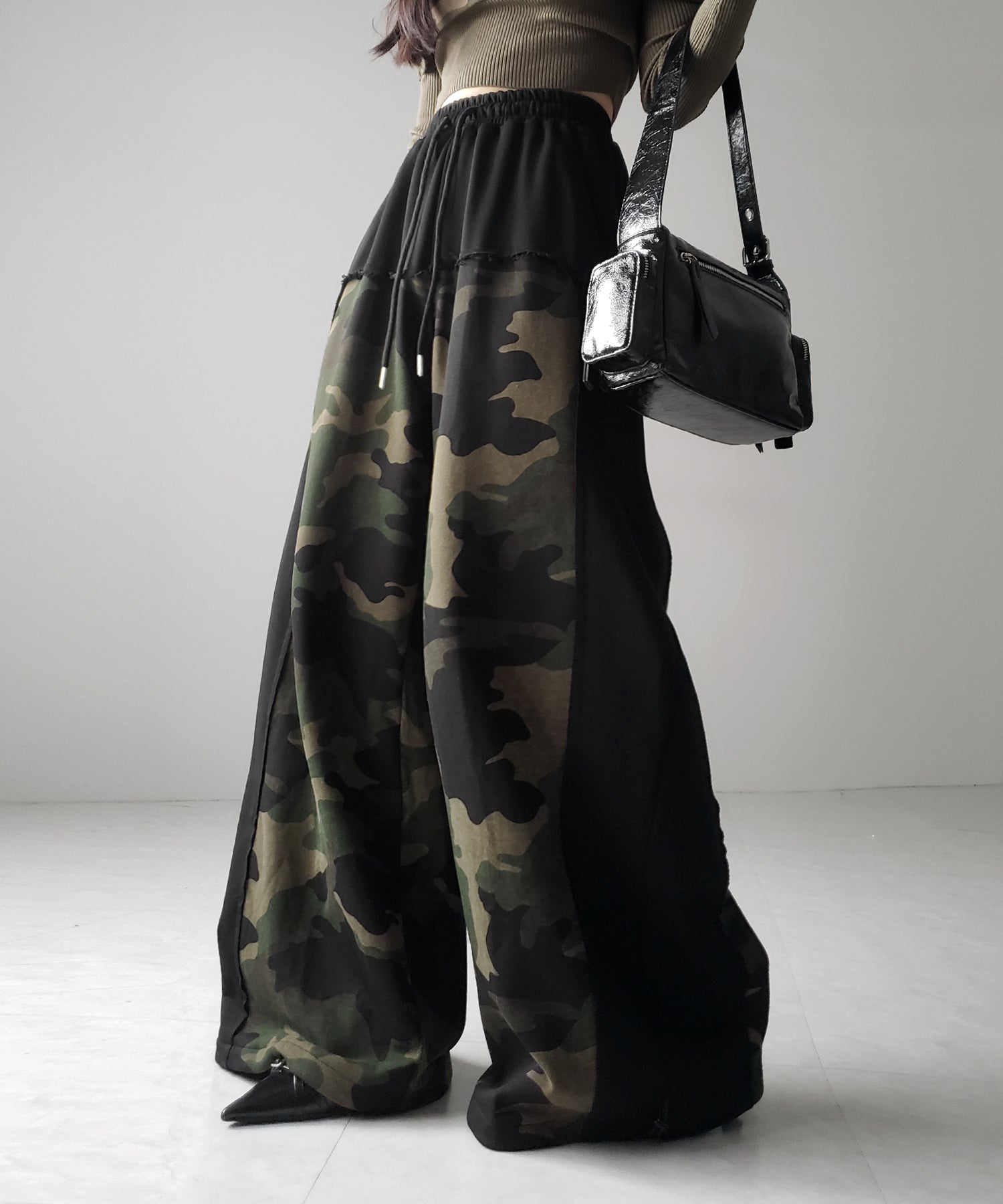 【 裾絞り可能２WAY 】カモフラドッキングミリタリーワイドスウェットパンツ ／ camouflage docking military wide sweat pants
