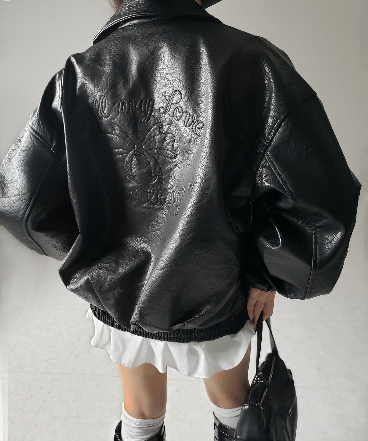 【 ２color 】バックリボン刺繍ヴィンテージライクフェイクレザーブルゾン ／ back ribbon vintage like fake leather blouson