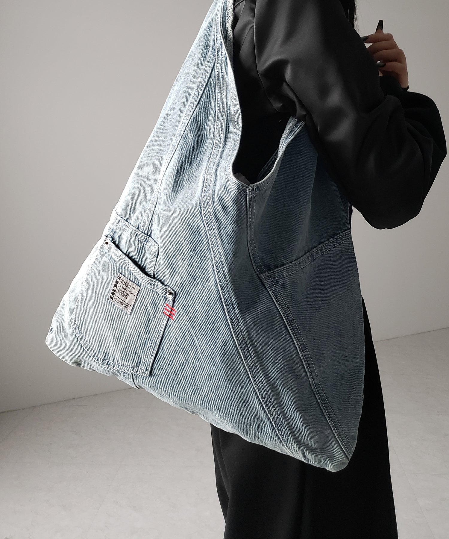 【 ２color 】リメイクウォッシュトライアングルデニムショルダーバッグ ／ remade wash triangle denim shoulder bag