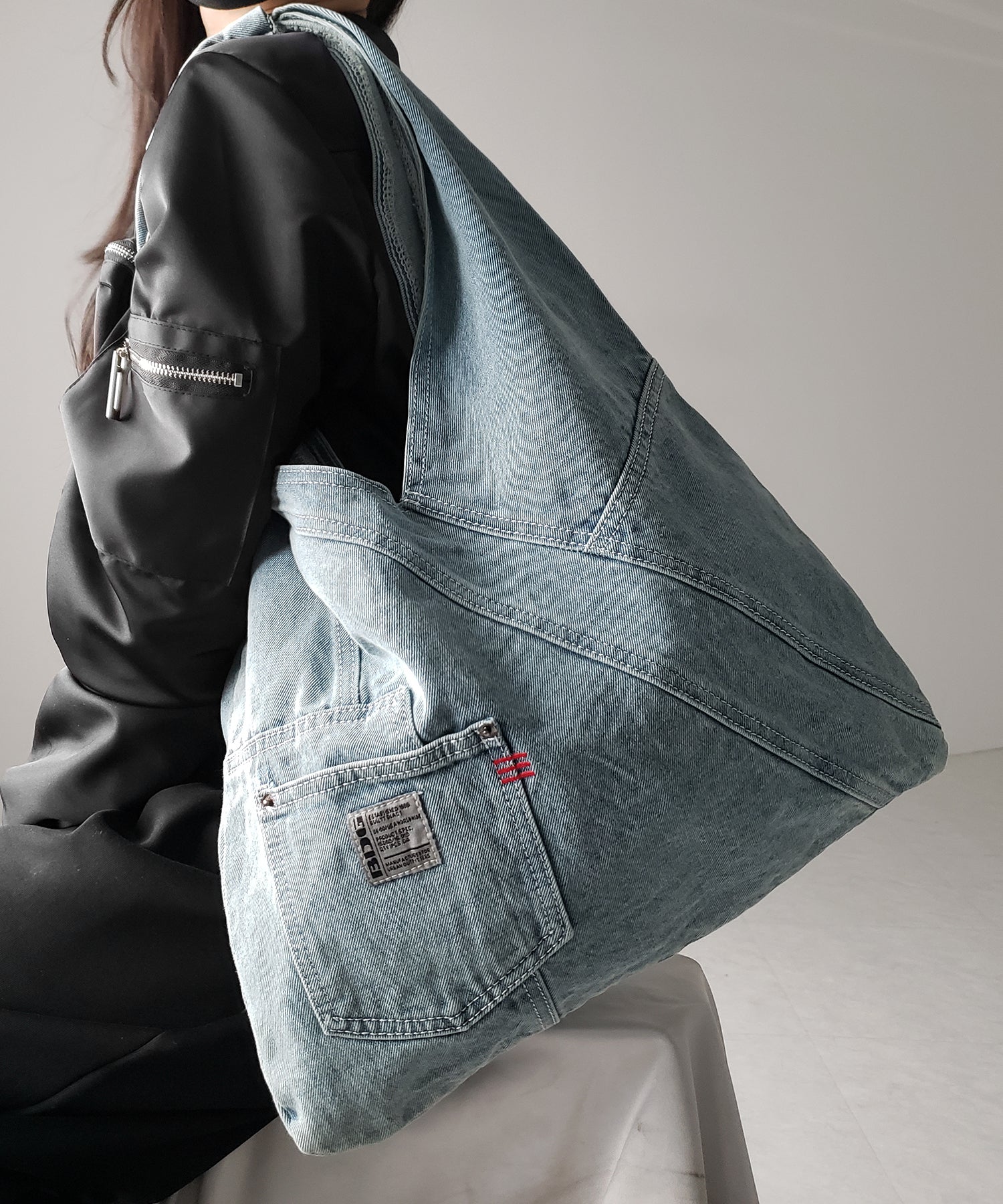 【 ２color 】リメイクウォッシュトライアングルデニムショルダーバッグ ／ remade wash triangle denim shoulder bag