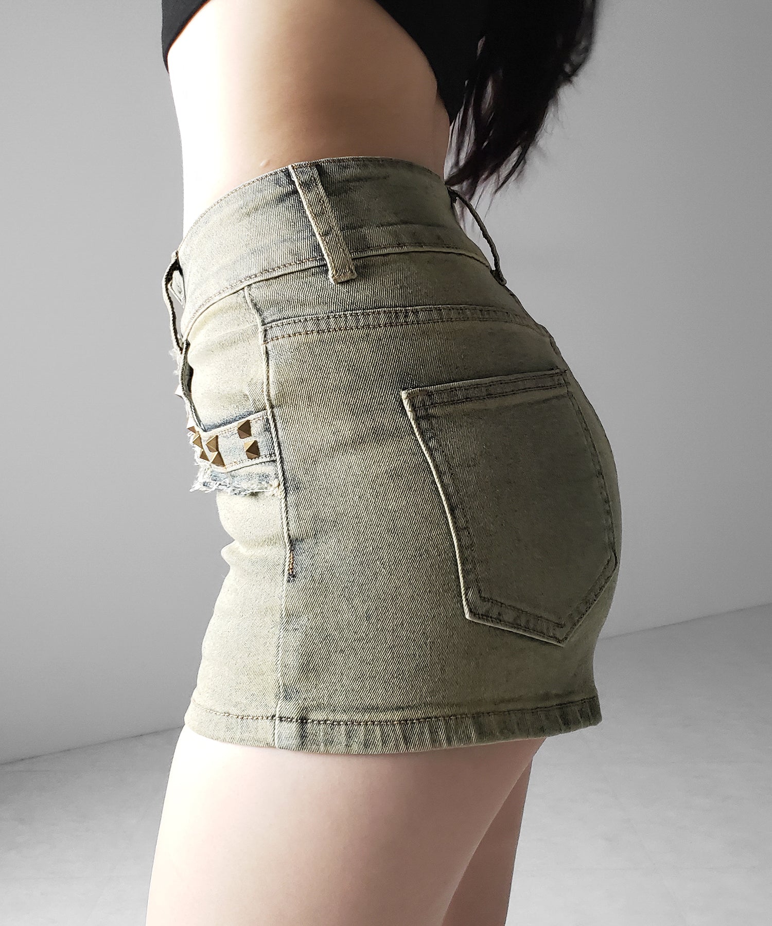 ヴィンテージライクスタッズスリムフィットデニムショートパンツ ／ vintage like studded slim-fit denim shorts