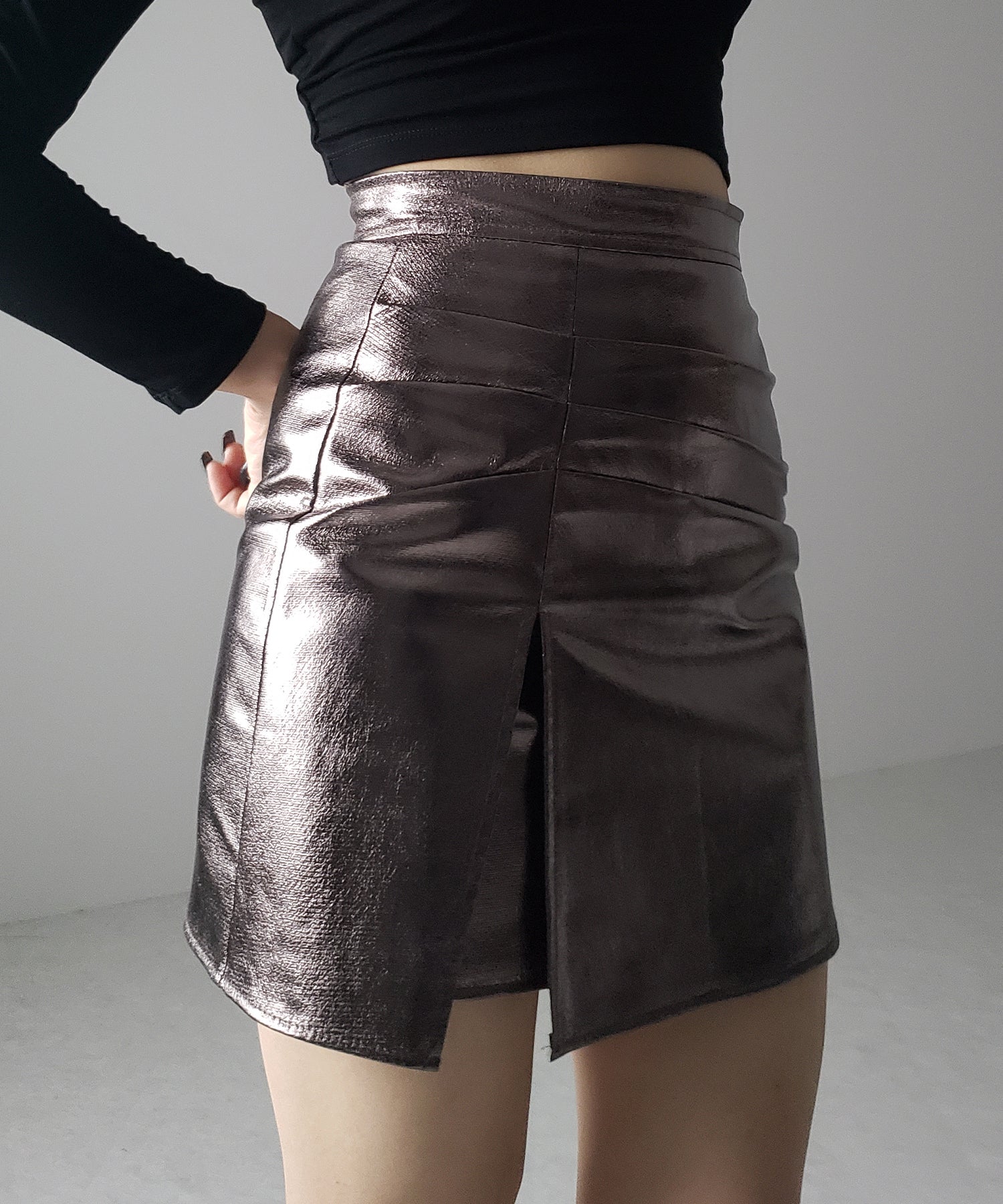 【 ３color ／４size 】３タックメタリックスリットハイウエストタイトミニスカート ／ three tuck metallic slit highwaist tight mini skirt
