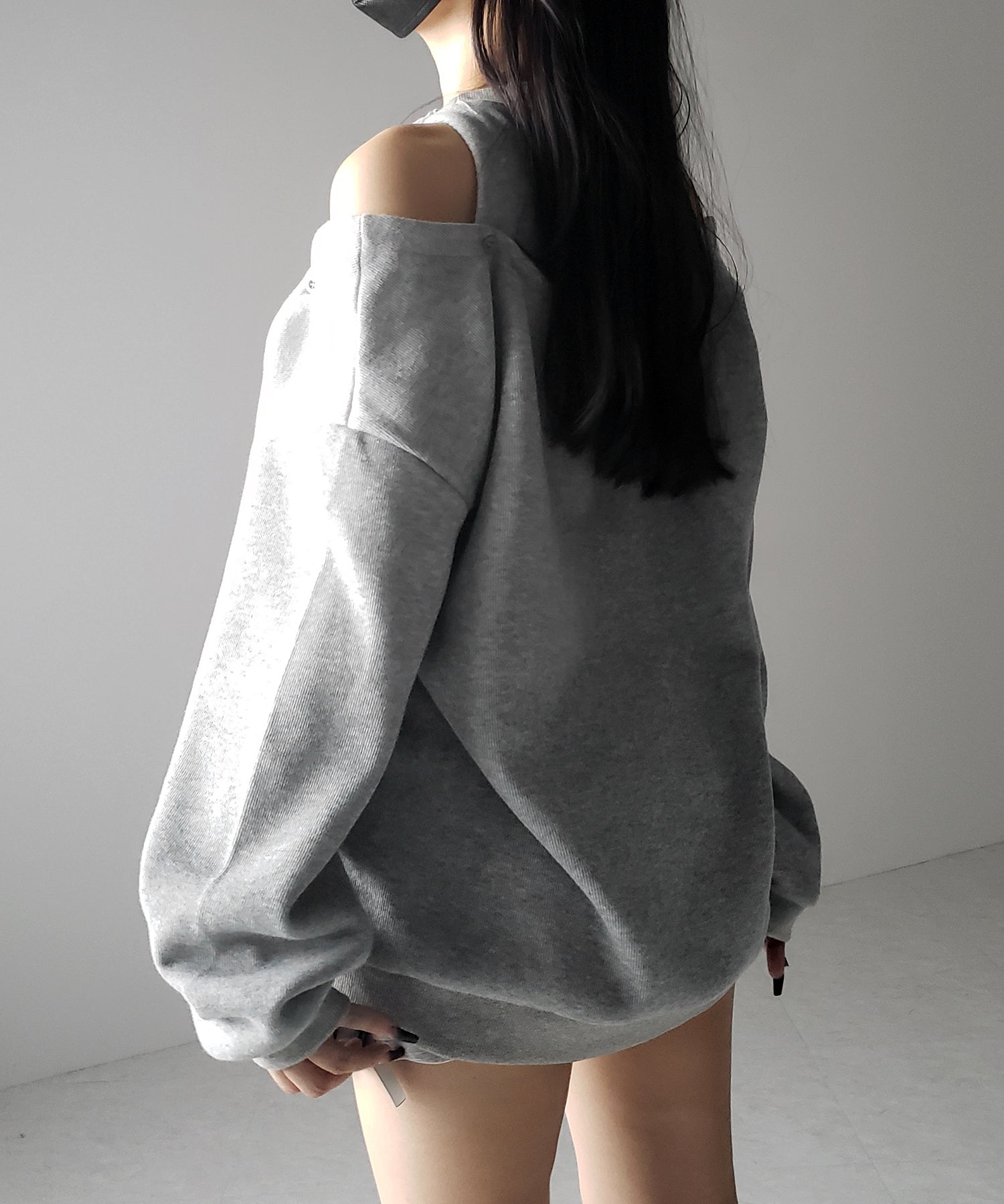 【 ３color 】オープンショルダーカットアウトオーバースウェット ／ open shoulder cutout over sweat