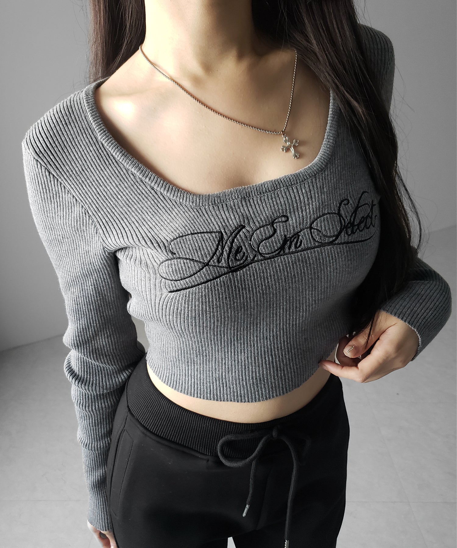 レタリングロゴ刺繍スクエアネックショートリブニットトップス ／ lettering logo embroidery square neck short rib knit tops