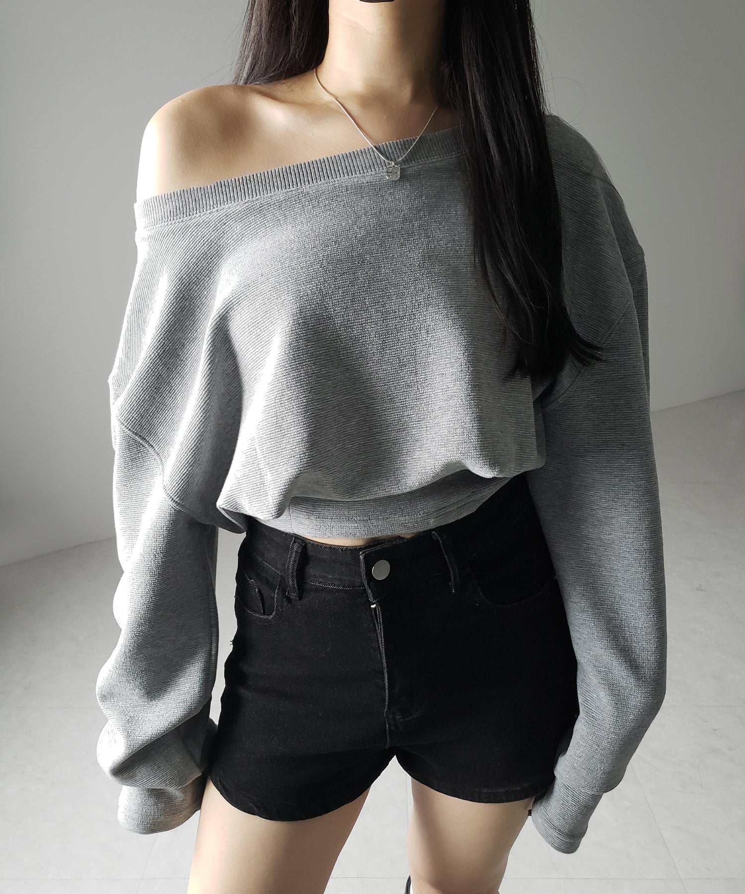 【 2color 】オフショルダーショートスウェットライクトップス ／ off shoulder short sweat like tops