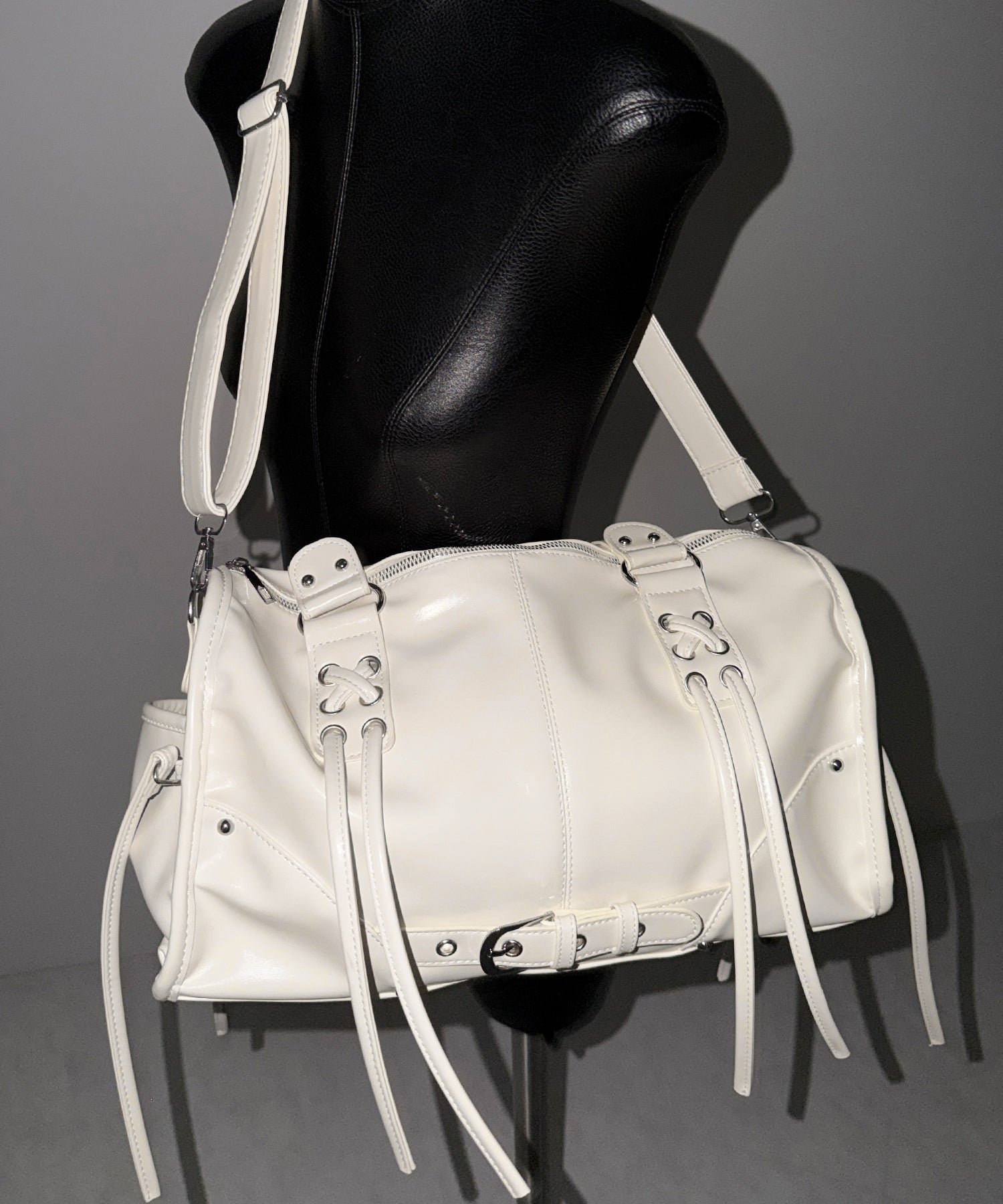 【 ショルダーストラップ付き２WAY 】レースアップベルテッドフリンジボストンショルダーバッグ／lace up belted fringe boston shoulder bag