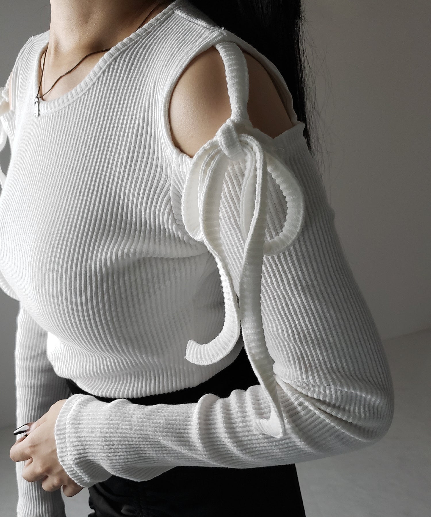 【 ３color 】カットアウトショルダーリボンリブトップス ／ Cut-out shoulder ribbon rib tops