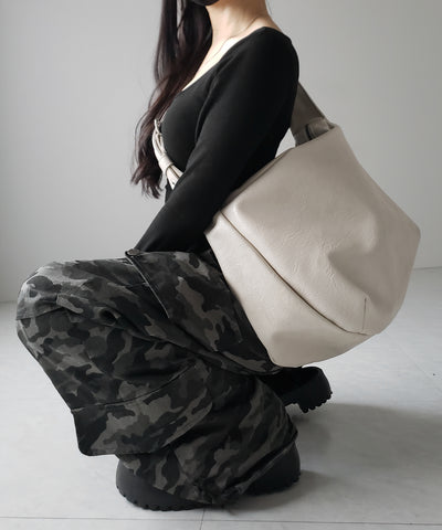【 ２WAY ／ A4収納可 】ハトメデザインベルテッドワンハンドルショルダーバッグ ／ Eyelet design belted onehandle shoulder bag