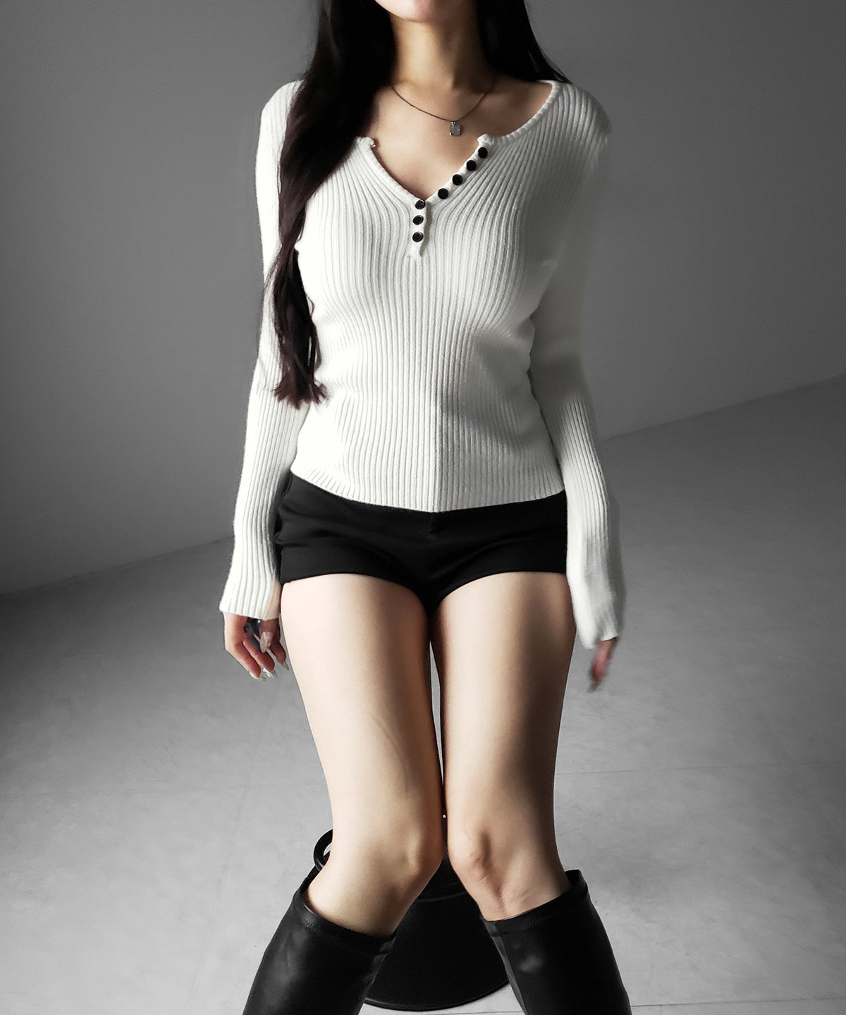 フロントボタンヘンリーネックスリムリブニット ／ Front button henley neck slim rib knit