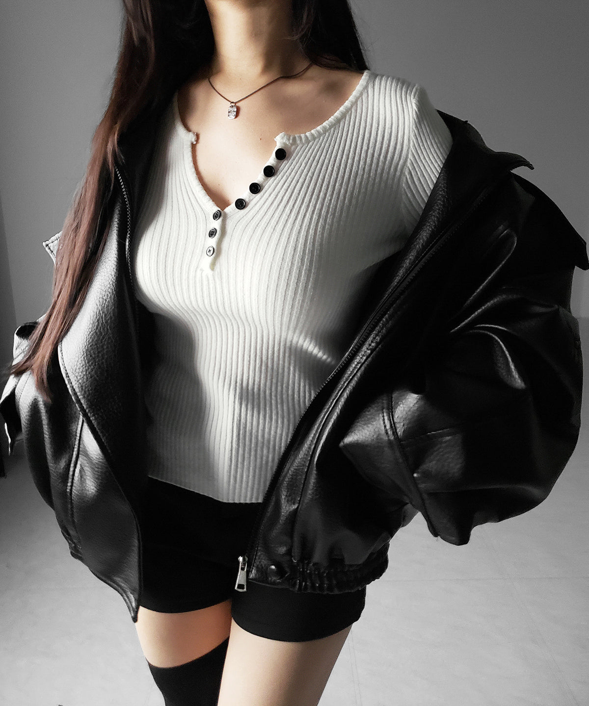 フロントボタンヘンリーネックスリムリブニット ／ Front button henley neck slim rib knit