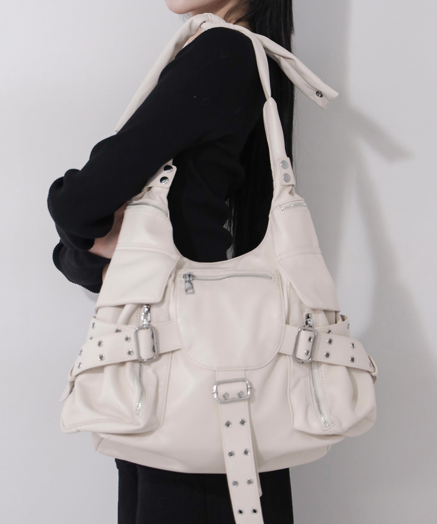 【 多ポケットで収納力抜群 】３連ベルテッド多ポケットフェイクレザーショルダーバッグ ／ Three belted multi pocket fake leather shoulder bag