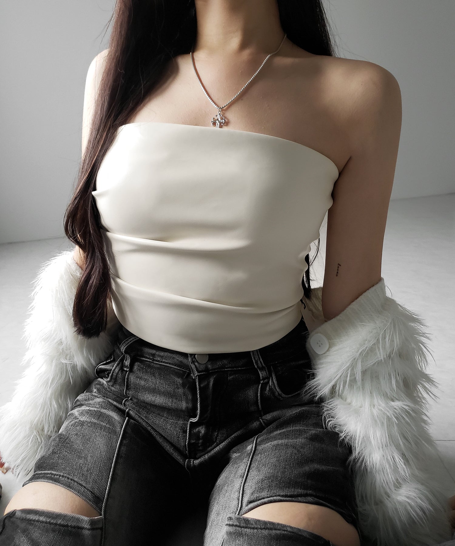 【 ２color 】サイドタックフェイクレザーショートベアトップ ／ side tuck fake leather short bare tops