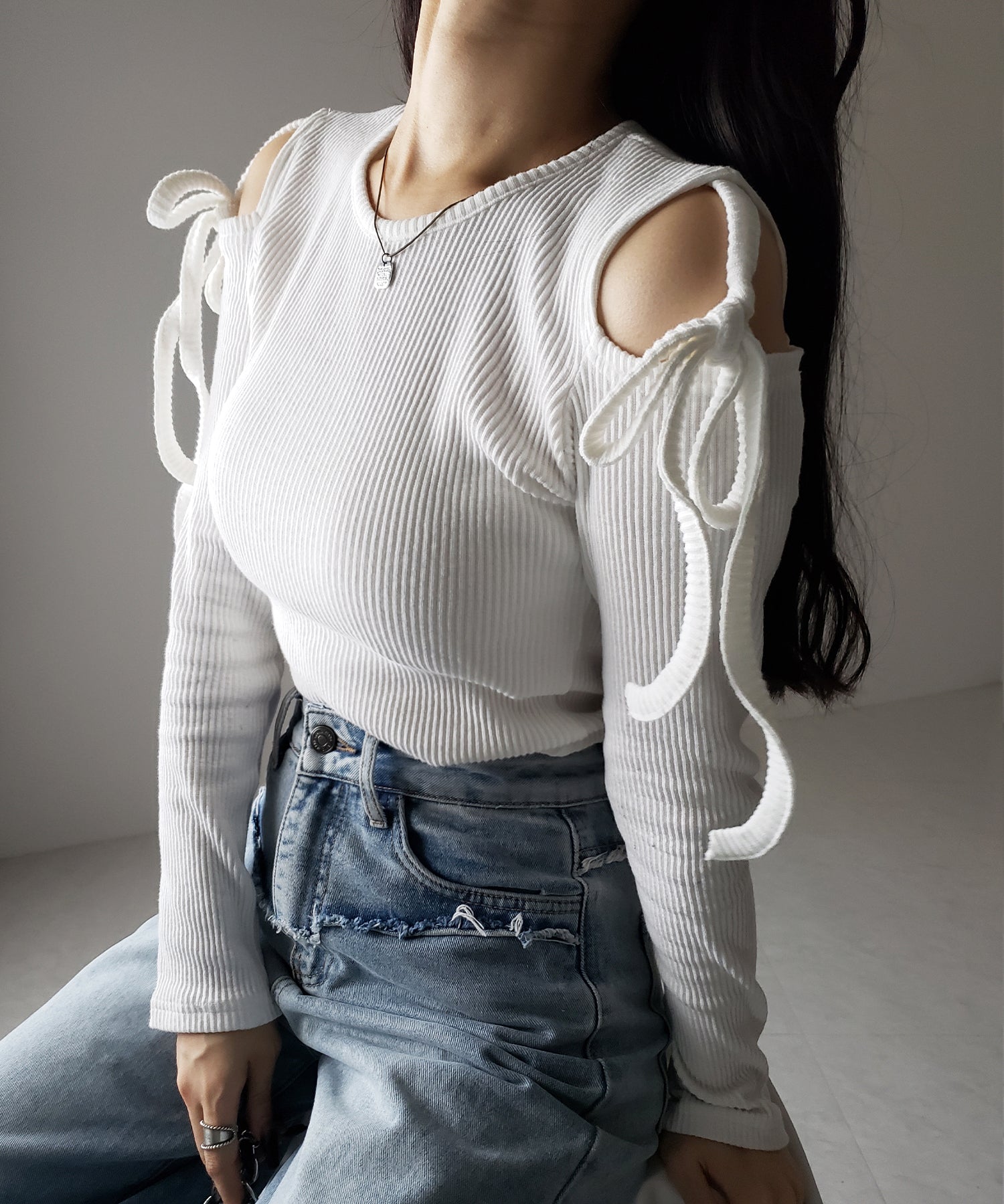 【 ３color 】カットアウトショルダーリボンリブトップス ／ Cut-out shoulder ribbon rib tops