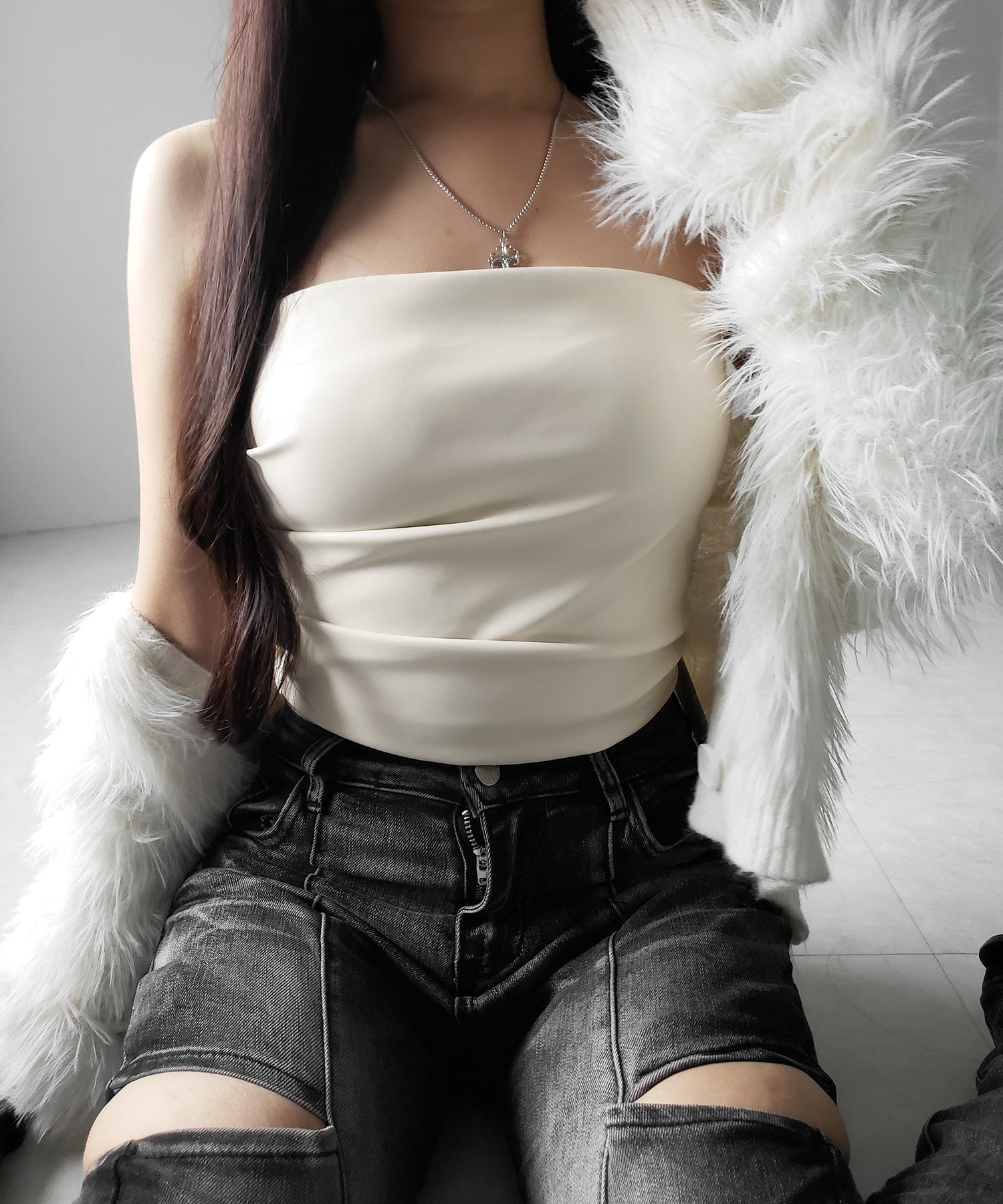 【 ２color 】サイドタックフェイクレザーショートベアトップ ／ side tuck fake leather short bare tops