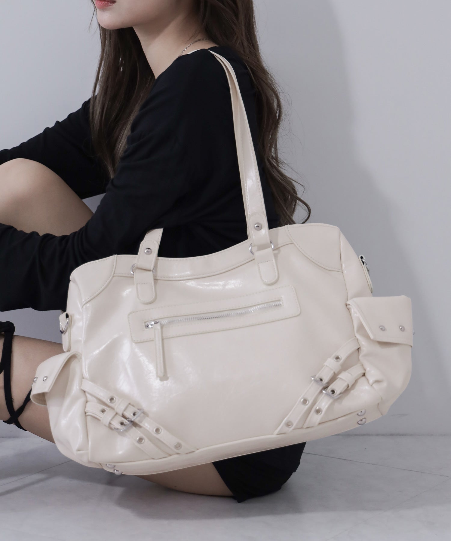 【 ショルダーストラップ付き２WAY 】ベルトデザインスタッズポケットヴィンテージショルダーバッグ ／ ( ２WAY ) belt design studs pocket vintage shoulder bag