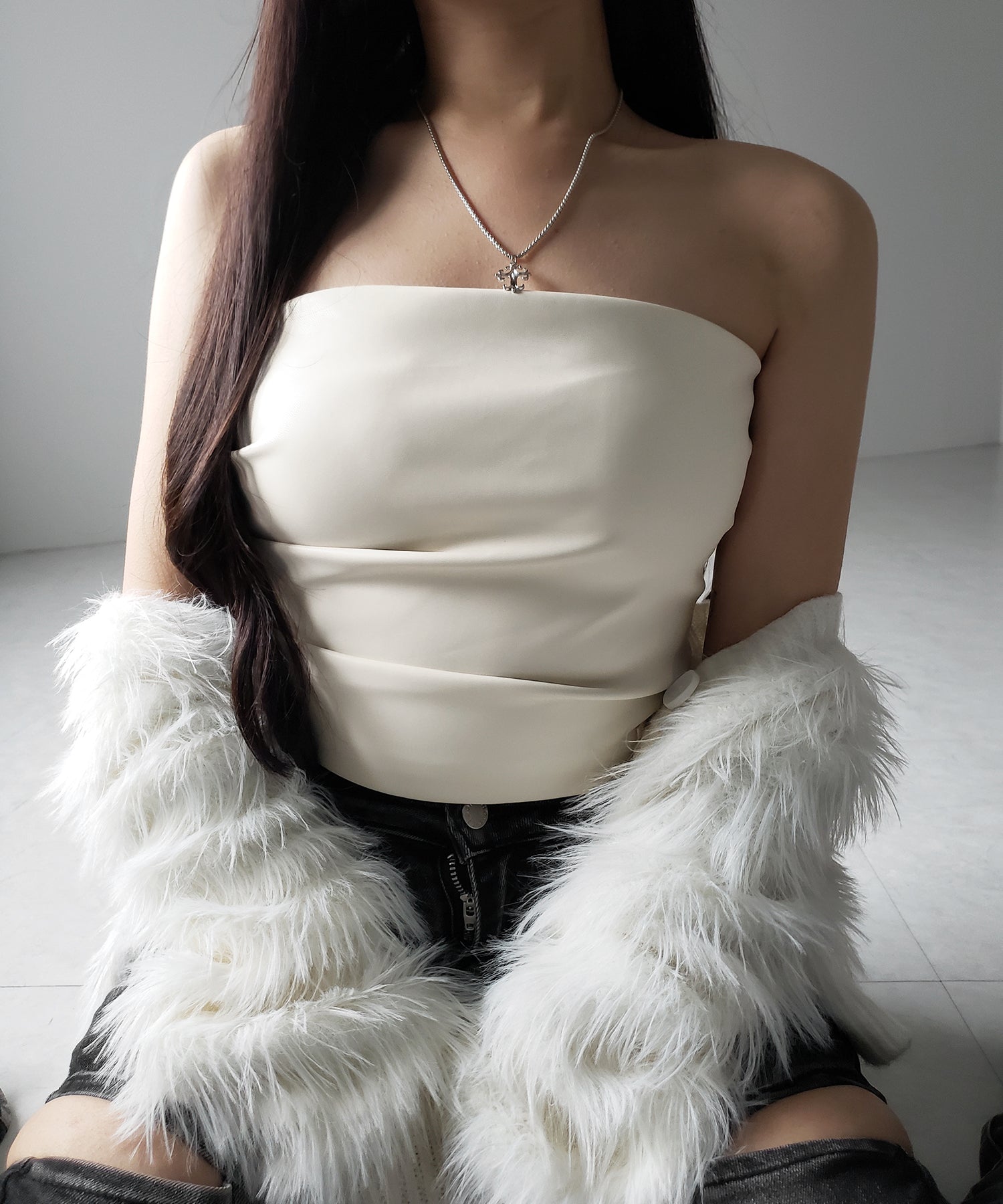 【 ２color 】サイドタックフェイクレザーショートベアトップ ／ side tuck fake leather short bare tops