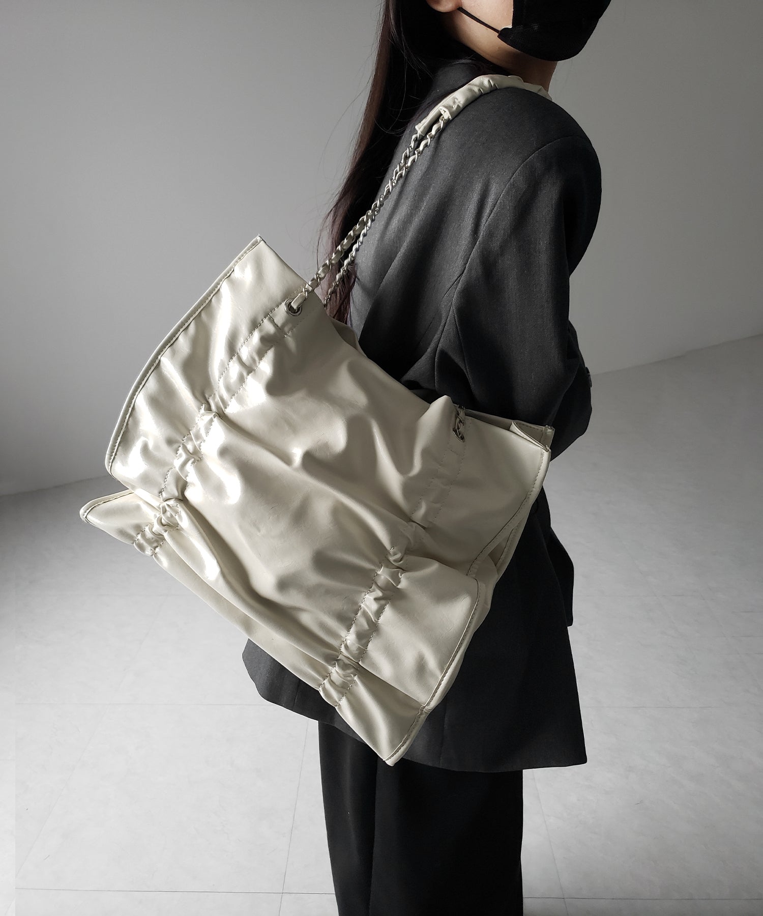 【 ３color ／ A4収納可 】ダブルシャーリングフェイクレザースクエアチェーンバッグ ／ double shirring fake leather square chain bag