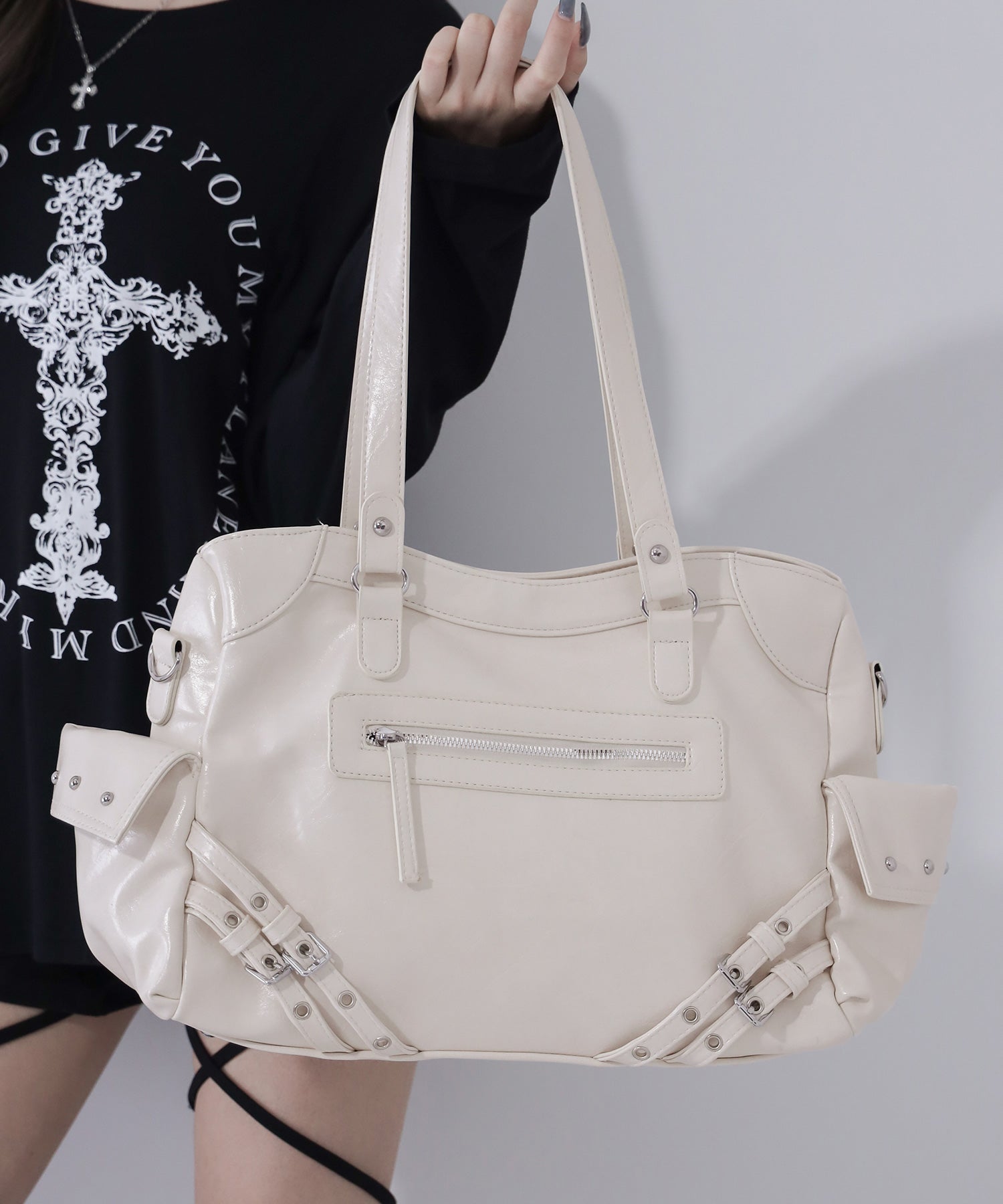 【 ショルダーストラップ付き２WAY 】ベルトデザインスタッズポケットヴィンテージショルダーバッグ ／ ( ２WAY ) belt design studs pocket vintage shoulder bag