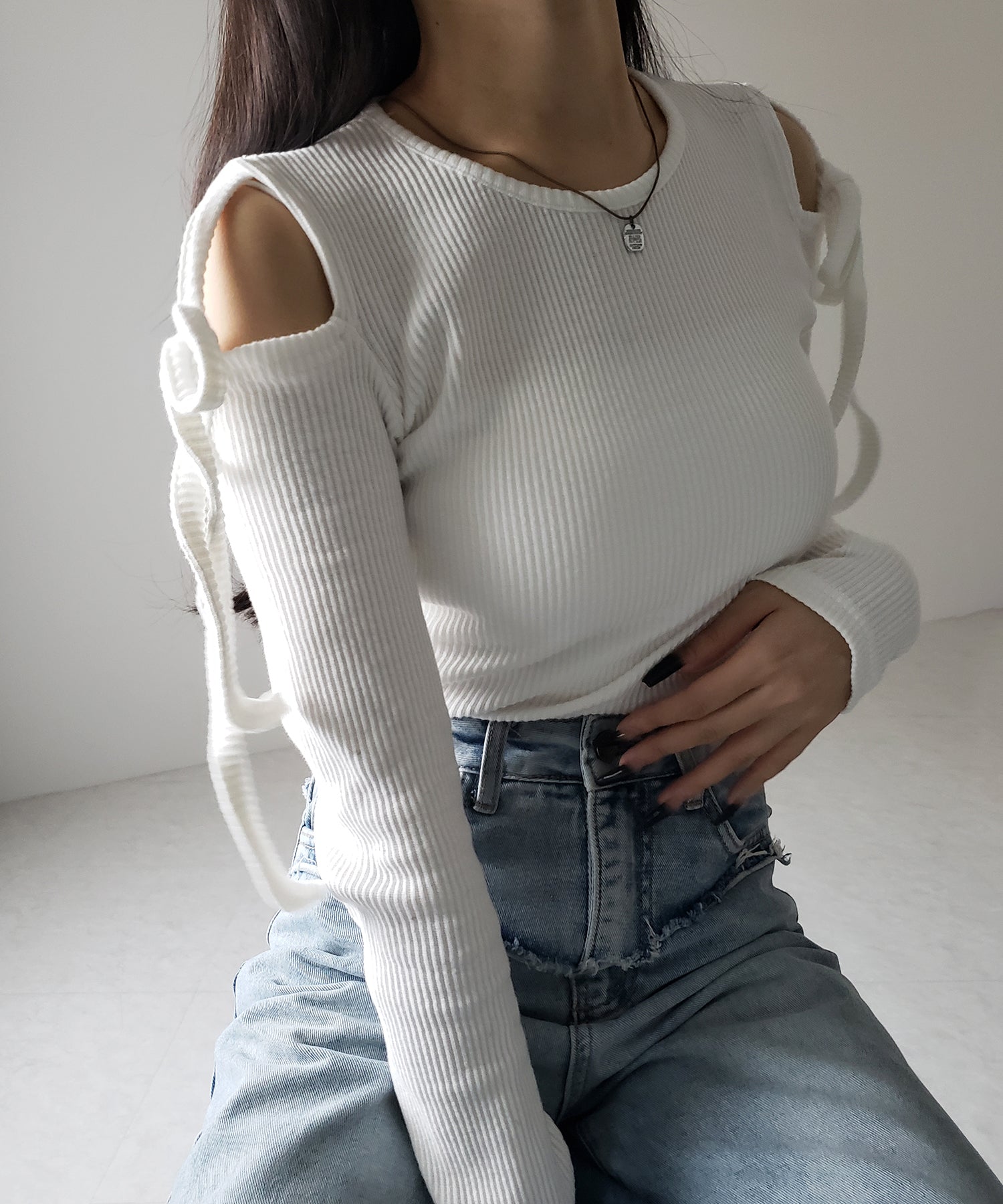 【 ３color 】カットアウトショルダーリボンリブトップス ／ Cut-out shoulder ribbon rib tops