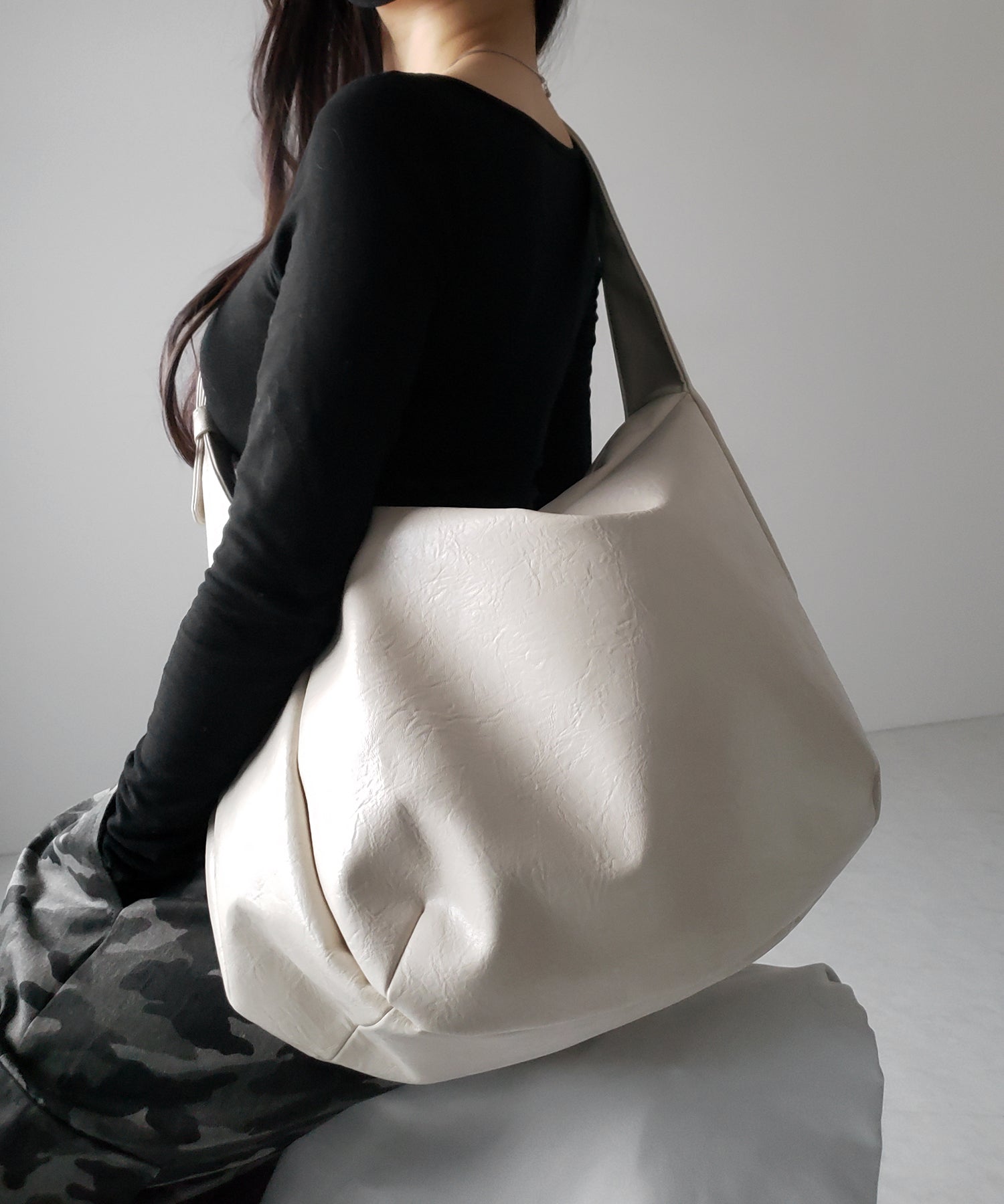 【 ２WAY ／ A4収納可 】ハトメデザインベルテッドワンハンドルショルダーバッグ ／ Eyelet design belted onehandle shoulder bag