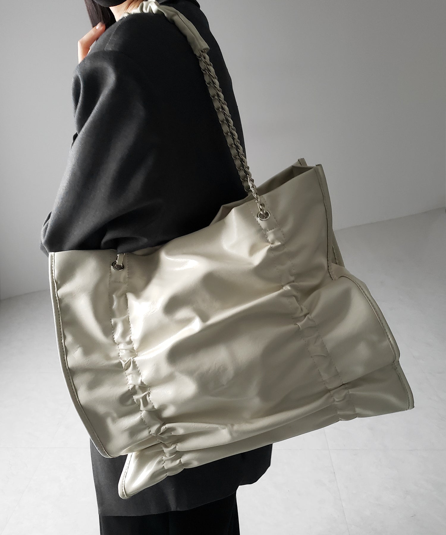【 ３color ／ A4収納可 】ダブルシャーリングフェイクレザースクエアチェーンバッグ ／ double shirring fake leather square chain bag