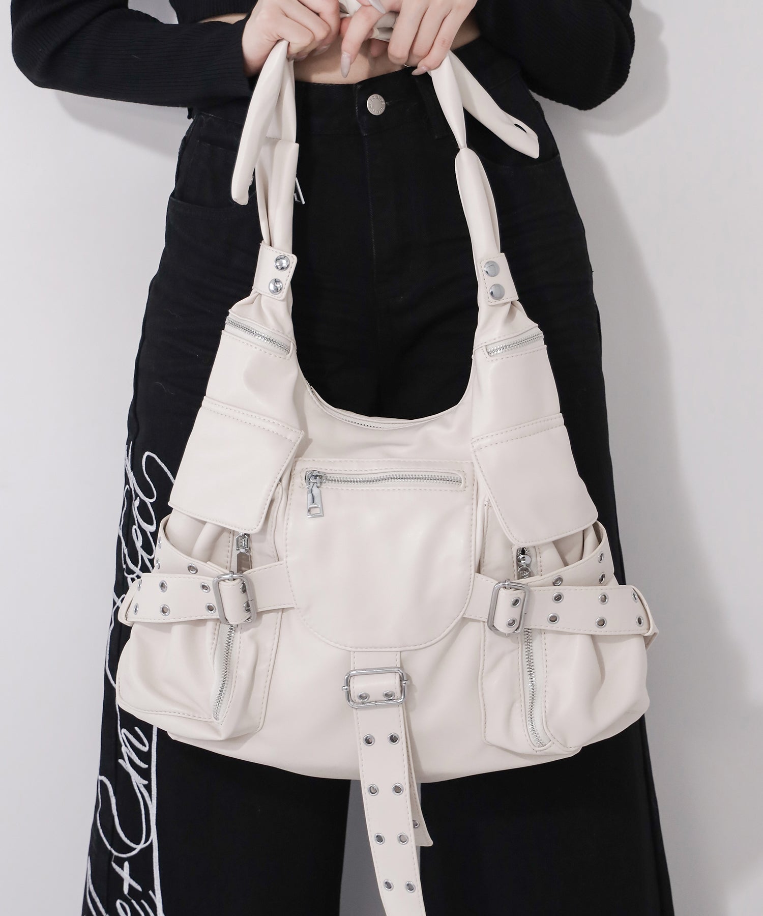 【 多ポケットで収納力抜群 】３連ベルテッド多ポケットフェイクレザーショルダーバッグ ／ Three belted multi pocket fake leather shoulder bag