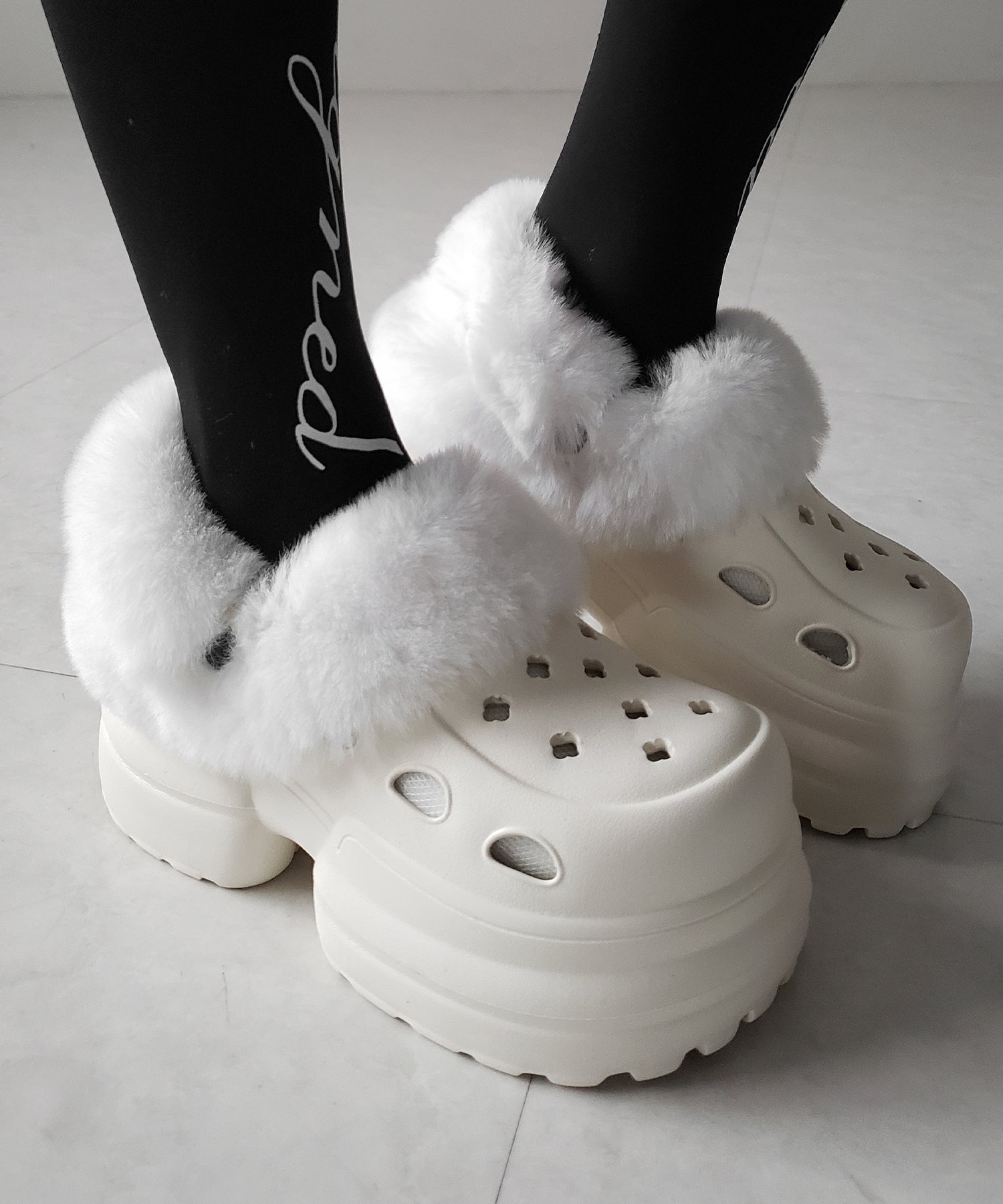 フェイクファー厚底クロッグサンダル ／ Fake fur platform clog sandals