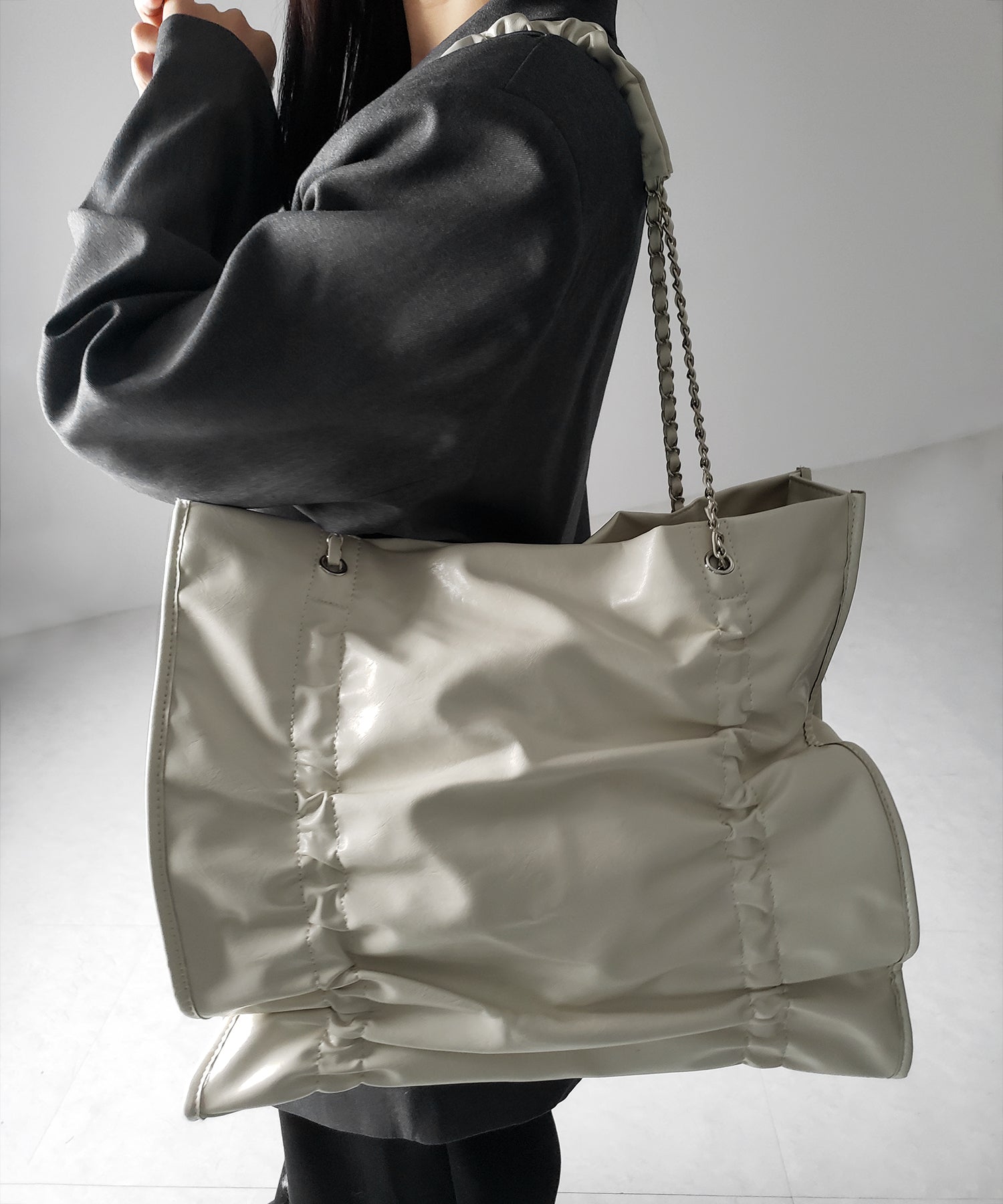 【 ３color ／ A4収納可 】ダブルシャーリングフェイクレザースクエアチェーンバッグ ／ double shirring fake leather square chain bag
