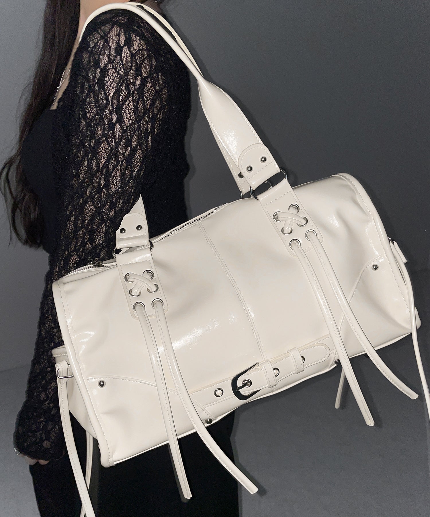 【 ショルダーストラップ付き２WAY 】レースアップベルテッドフリンジボストンショルダーバッグ／lace up belted fringe boston shoulder bag