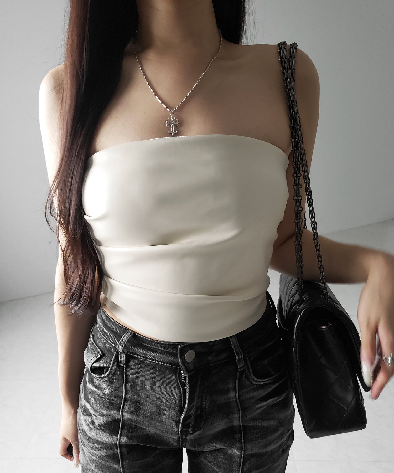 【 ２color 】サイドタックフェイクレザーショートベアトップ ／ side tuck fake leather short bare tops