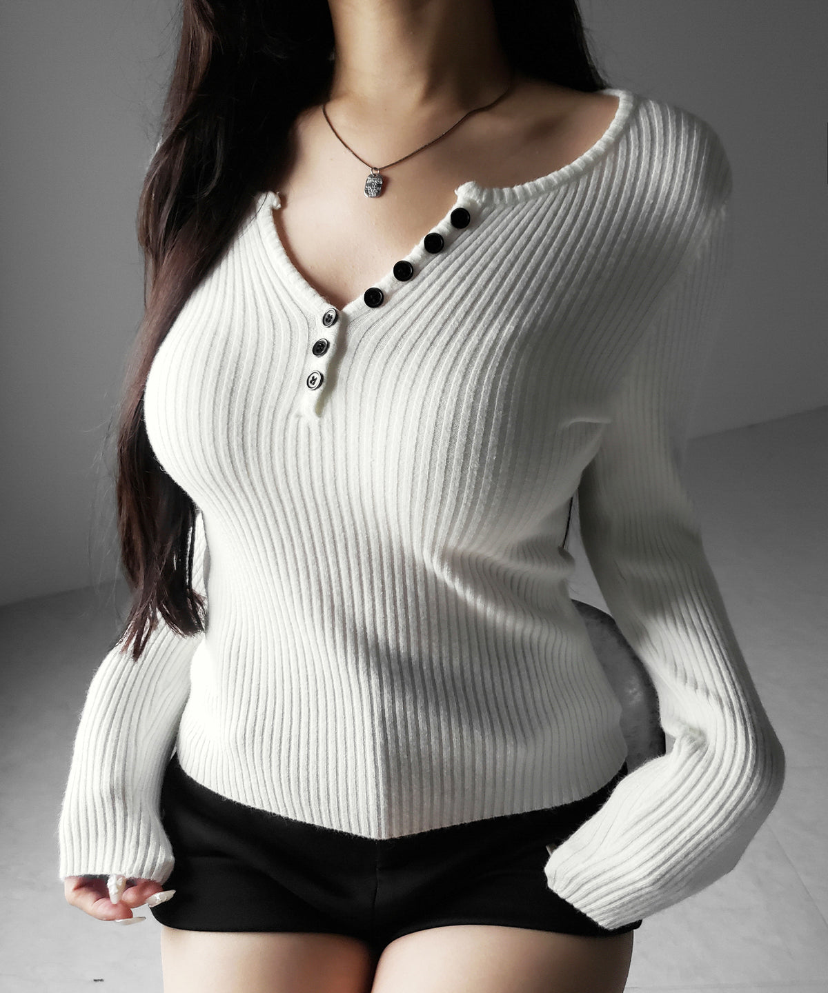 フロントボタンヘンリーネックスリムリブニット ／ Front button henley neck slim rib knit