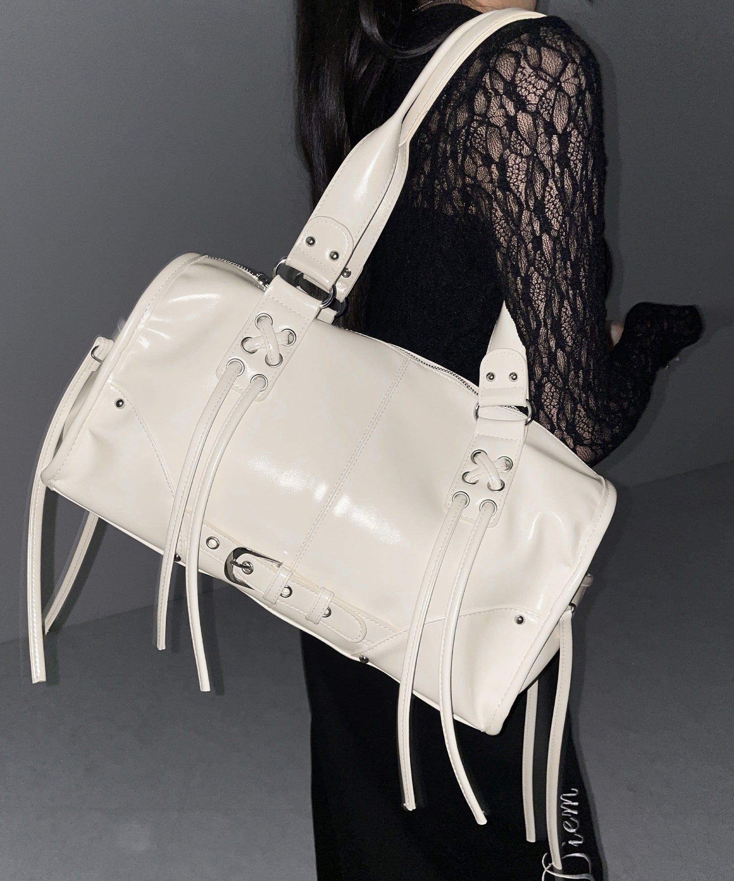 【 ショルダーストラップ付き２WAY 】レースアップベルテッドフリンジボストンショルダーバッグ／lace up belted fringe boston shoulder bag