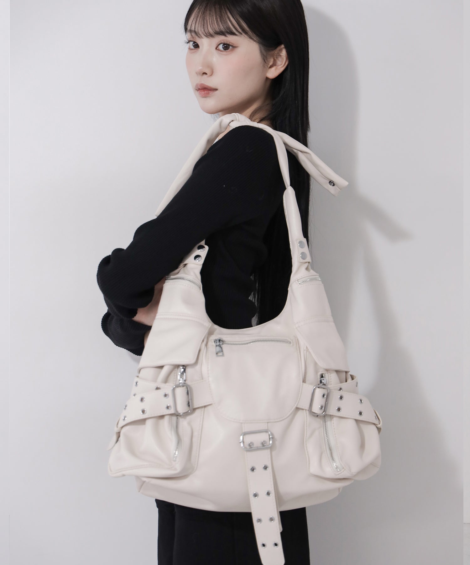 【 多ポケットで収納力抜群 】３連ベルテッド多ポケットフェイクレザーショルダーバッグ ／ Three belted multi pocket fake leather shoulder bag