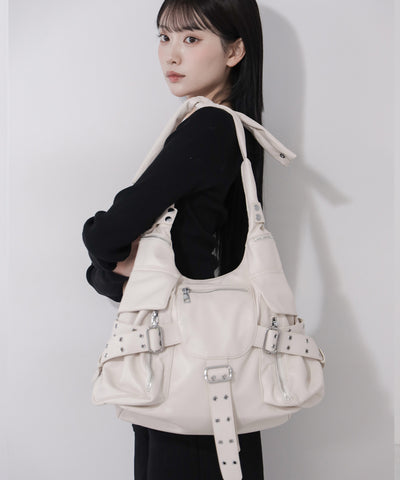 【 多ポケットで収納力抜群 】３連ベルテッド多ポケットフェイクレザーショルダーバッグ ／ Three belted multi pocket fake leather shoulder bag