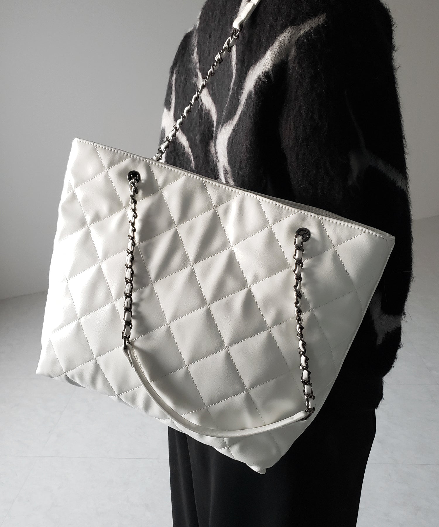 【 ３color ／ A4収納可 】キルティングチェーンスクエアトートショルダーバッグ ／ quilting chain square tote shoulder bag