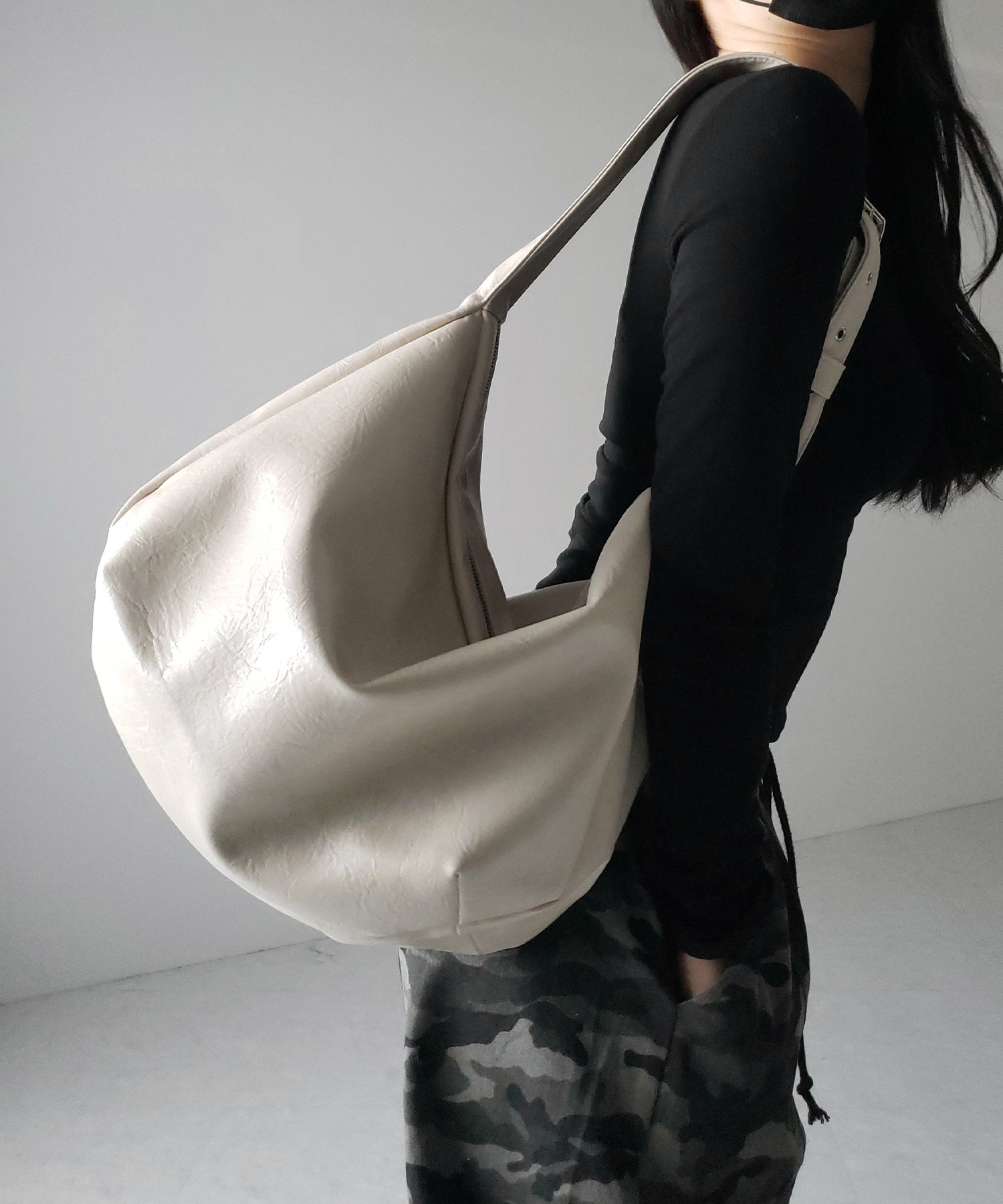 【 ２WAY ／ A4収納可 】ハトメデザインベルテッドワンハンドルショルダーバッグ ／ Eyelet design belted onehandle shoulder bag